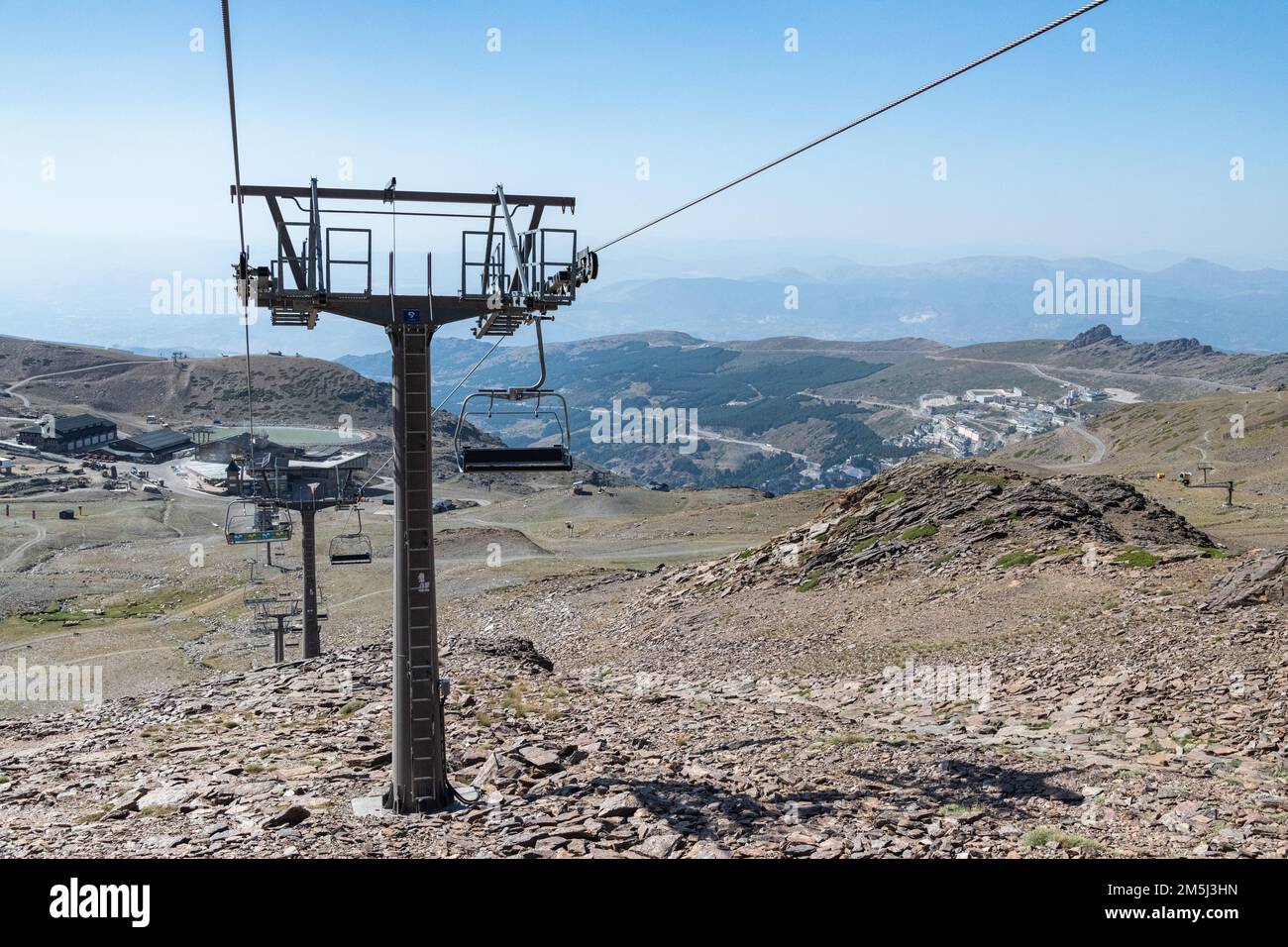 Remontées mécaniques vides dans la chaîne de montagnes de la Sierra Nevada en Andalousie, Espagne Banque D'Images