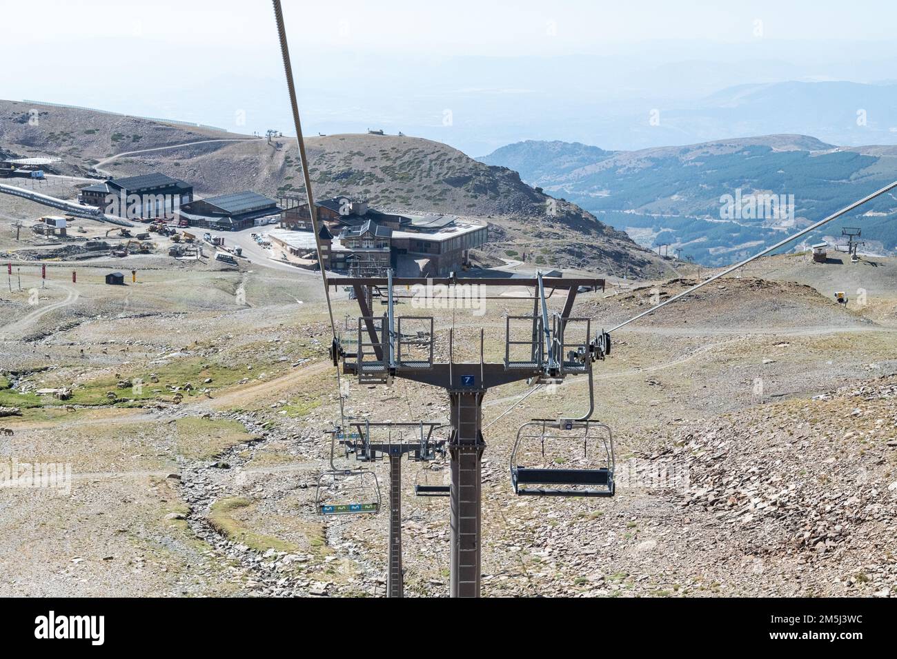 Remontées mécaniques vides dans la chaîne de montagnes de la Sierra Nevada en Andalousie, Espagne Banque D'Images