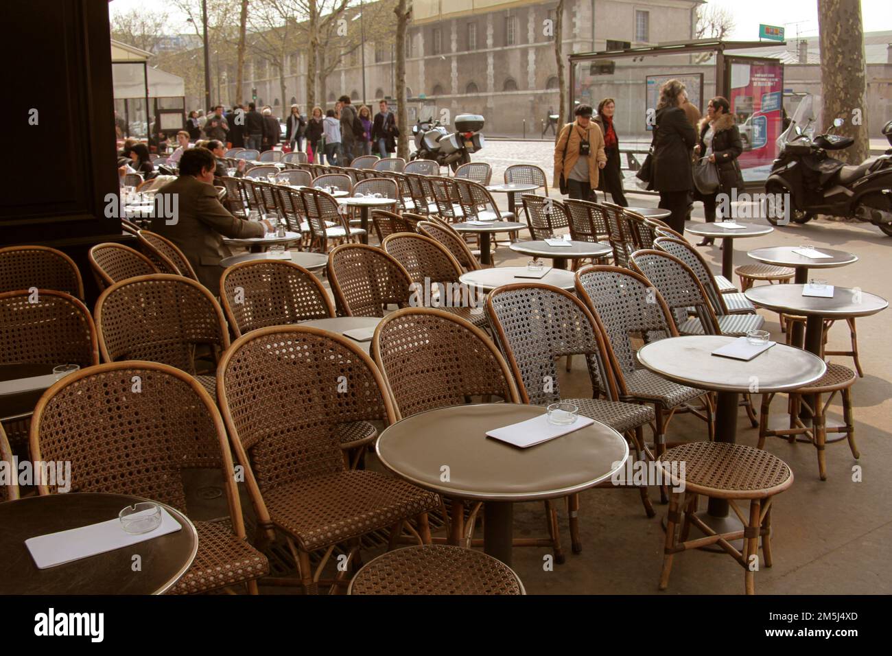 Un restaurant en plein air à Paris Banque D'Images
