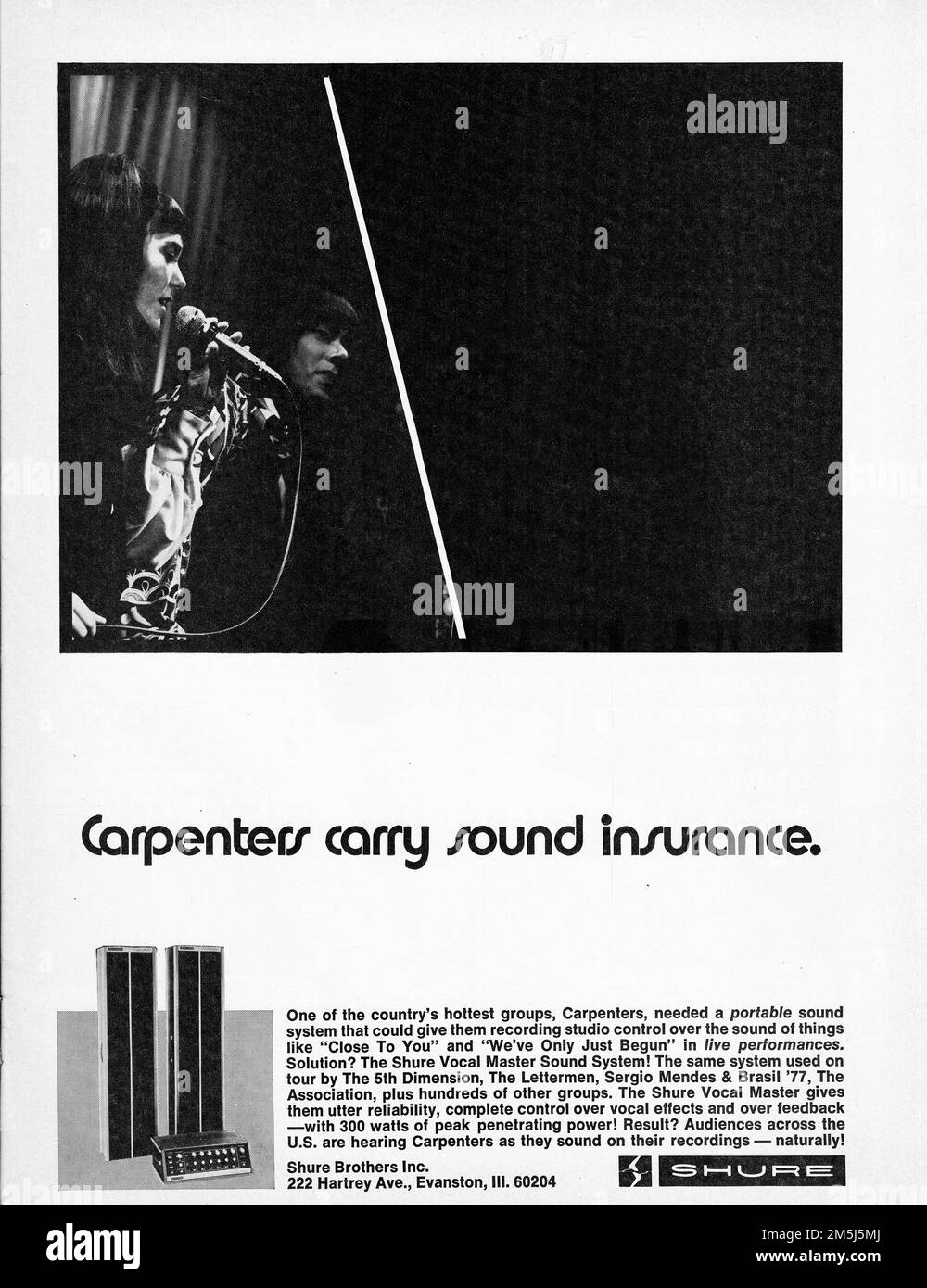 Une publicité pour les microphones, amplificateurs et haut-parleurs Sure mettant en vedette le duo chaud, les menuisiers. D'un périodique musical de mi-1970s. Banque D'Images