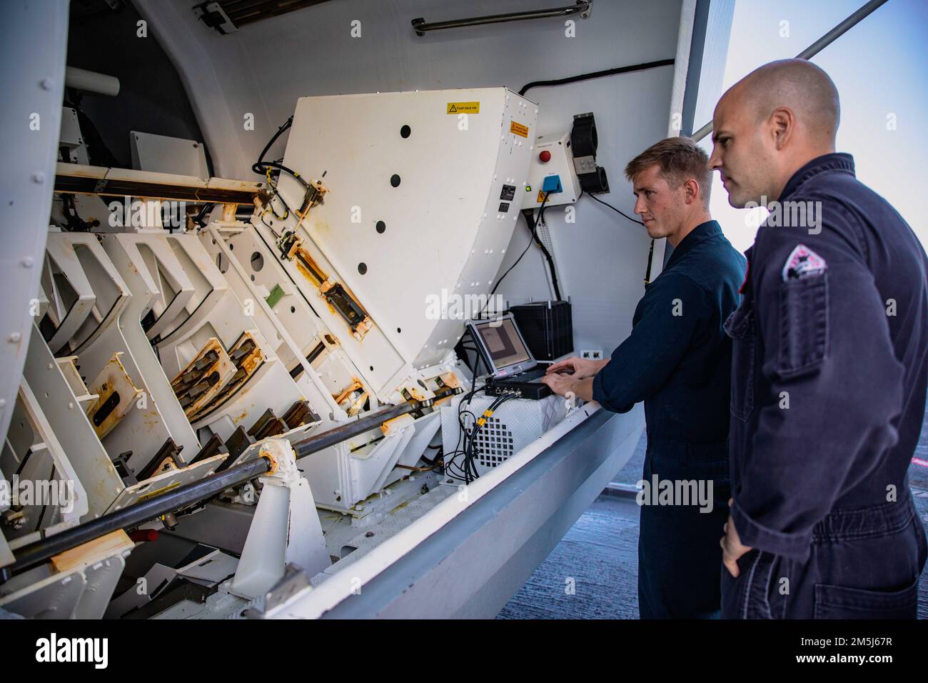 220318-N-GF955-1015 MER DES CARAÏBES (18 mars 2022) le compagnon de Gunner 1st classe Frank Rivas et le compagnon de Gunner 2nd classe Nicholas Sutton, affecté au navire de combat littoral Freedom-variant USS Billings (LCS 15), se préparent à télécharger des tours à partir d'un canon Mark 110 57mm, 18 mars 2022. Billings est déployé dans la zone d’opérations de la flotte américaine 4th afin d’appuyer la mission de la Force opérationnelle interagences conjointe Sud, qui comprend des missions de lutte contre le trafic de drogues illicites dans les Caraïbes et le Pacifique oriental. Banque D'Images