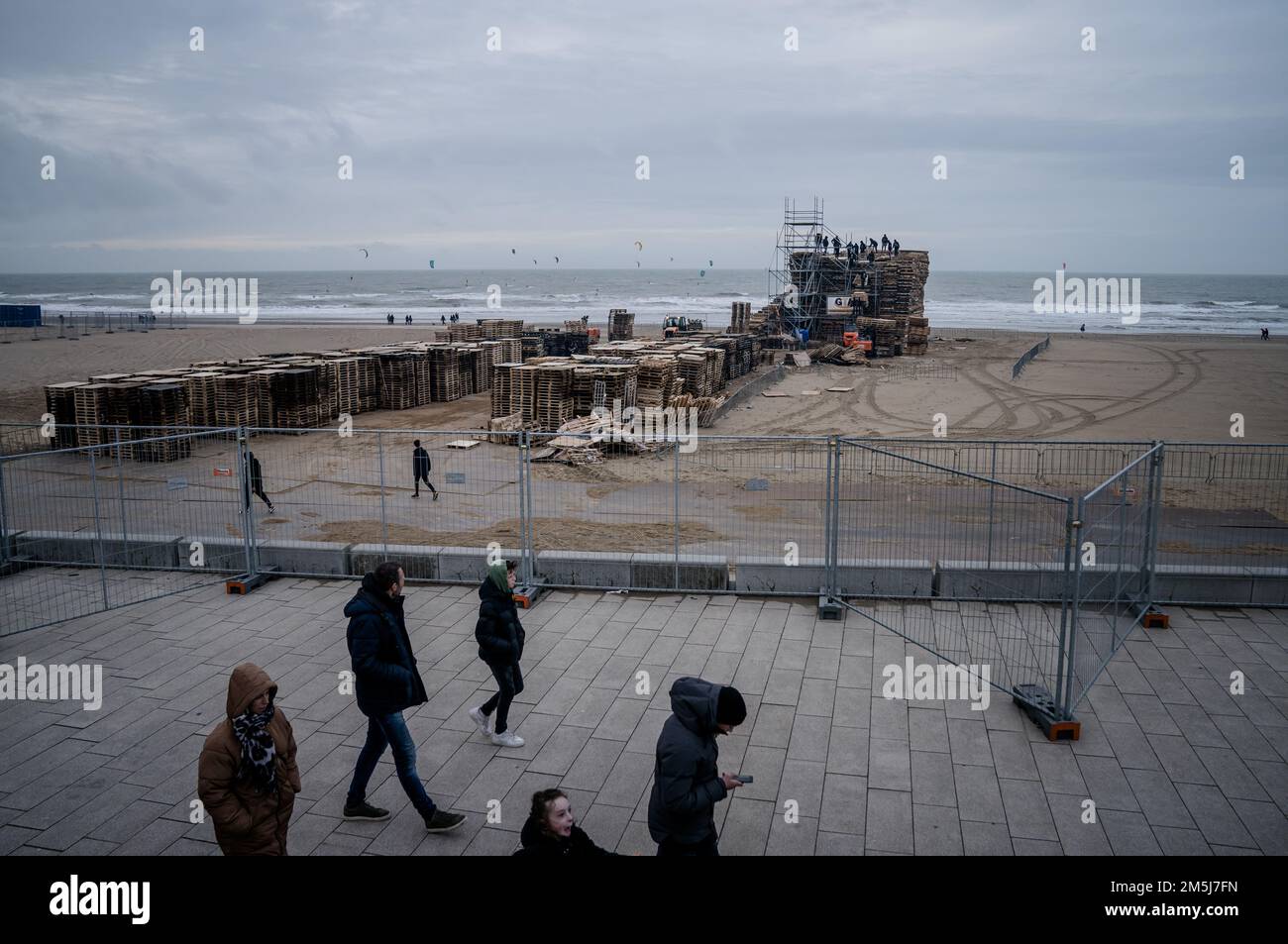 SCHEVENINGEN la construction du dépôt pour le feu de joie du nouvel an sur le Noorderstrand à SCHEVENINGEN la construction du dépôt pour le feu de joie du nouvel an sur le Noorderstrand à