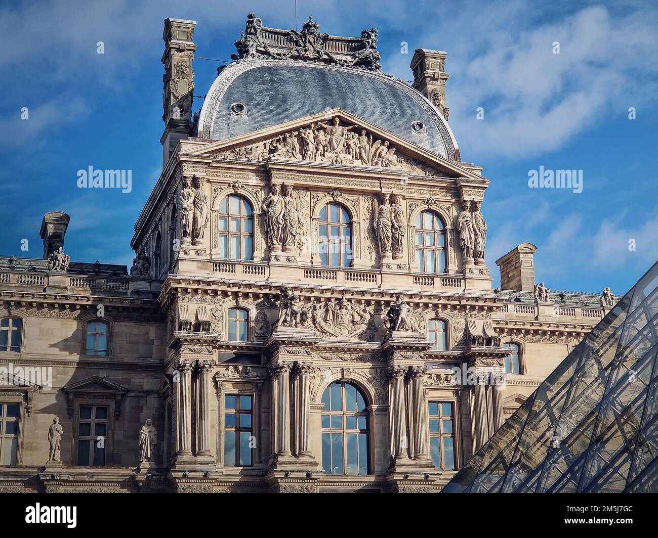 Gros plan Louvre, façade extérieure vue sur le célèbre musée palais de Paris, France Banque D'Images
