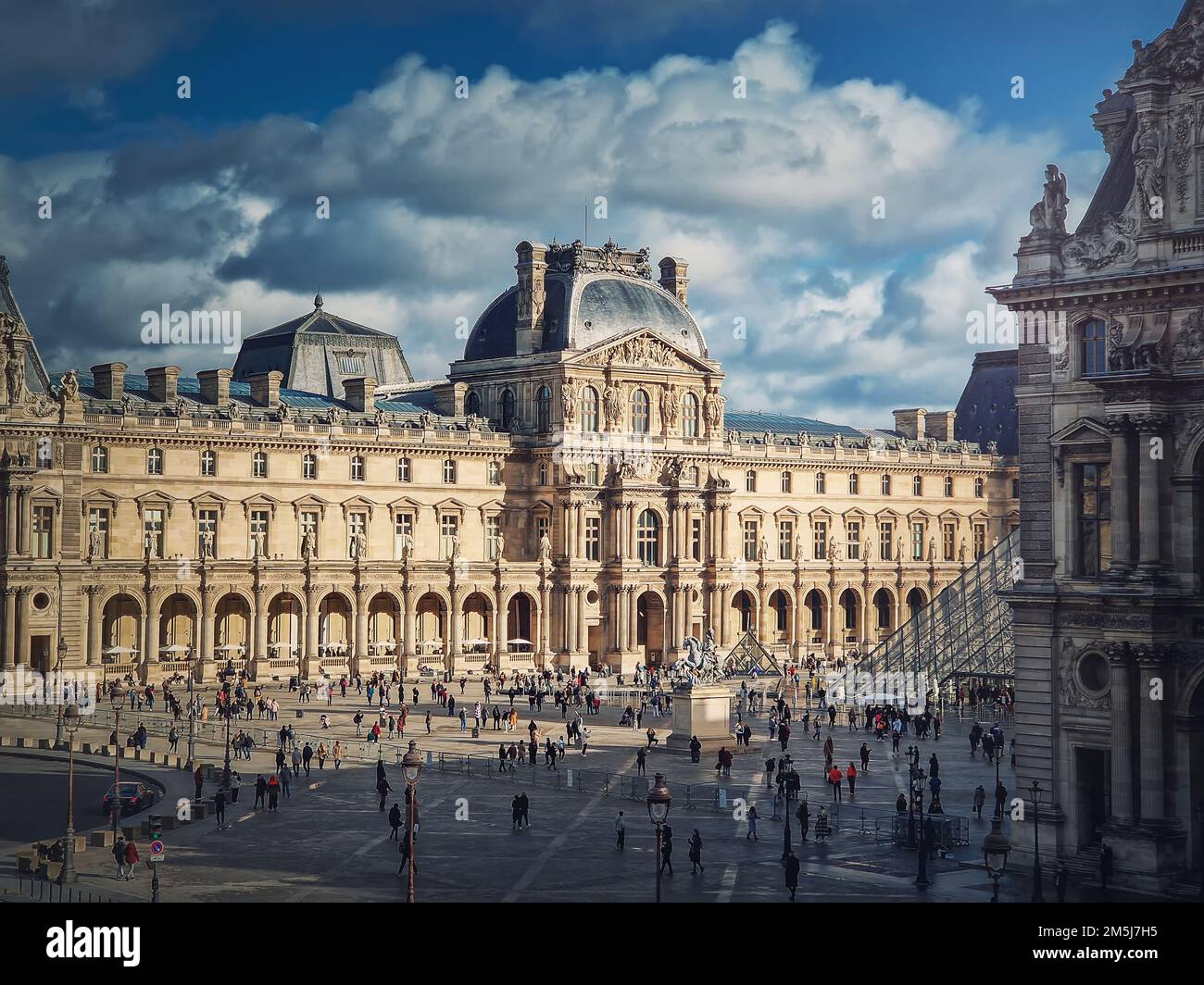 Musée du Louvre, Paris, France. Le célèbre bâtiment du palais à l'extérieur de la vue sur le site Banque D'Images
