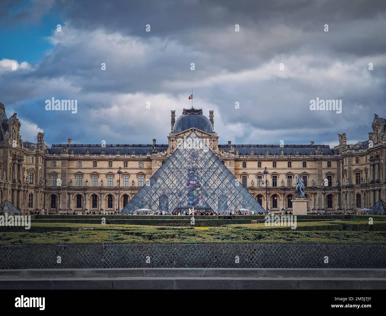 Vue extérieure sur le Musée du Louvre à Paris, France. Le palais historique avec la pyramide moderne en verre au centre Banque D'Images