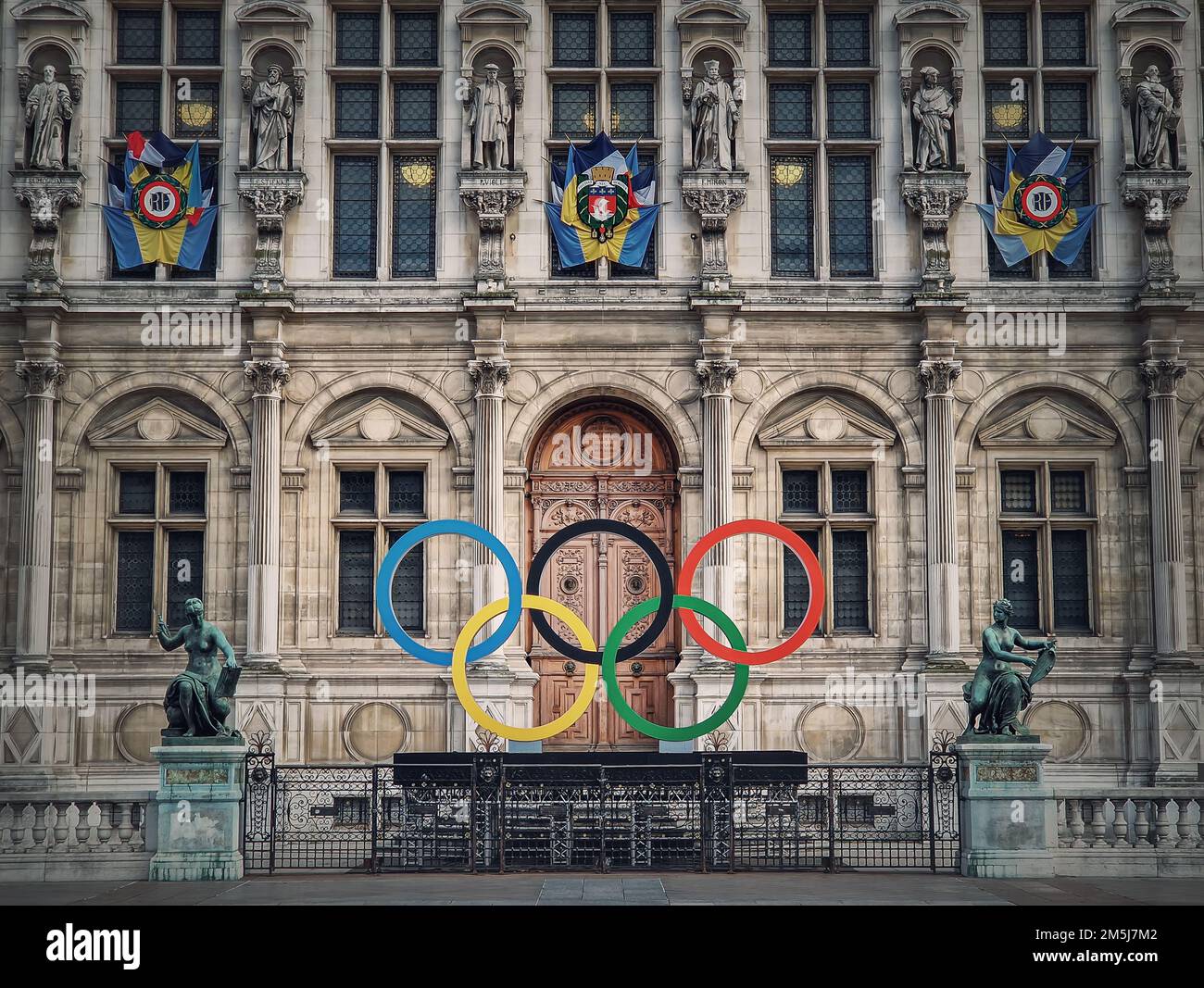 Gros plan sur l'entrée de l'hôtel de ville de Paris. Vue à l'extérieur sur la magnifique façade ornée du bâtiment historique et le symbole des anneaux des jeux olympiques devant Banque D'Images