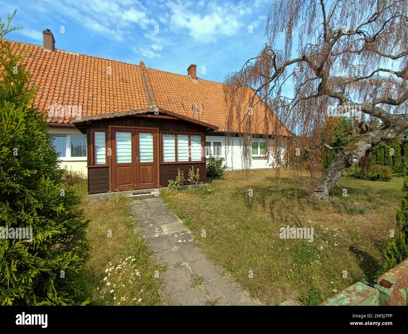 Une maison polonaise blanche traditionnelle de la région de Pomerania. Banque D'Images