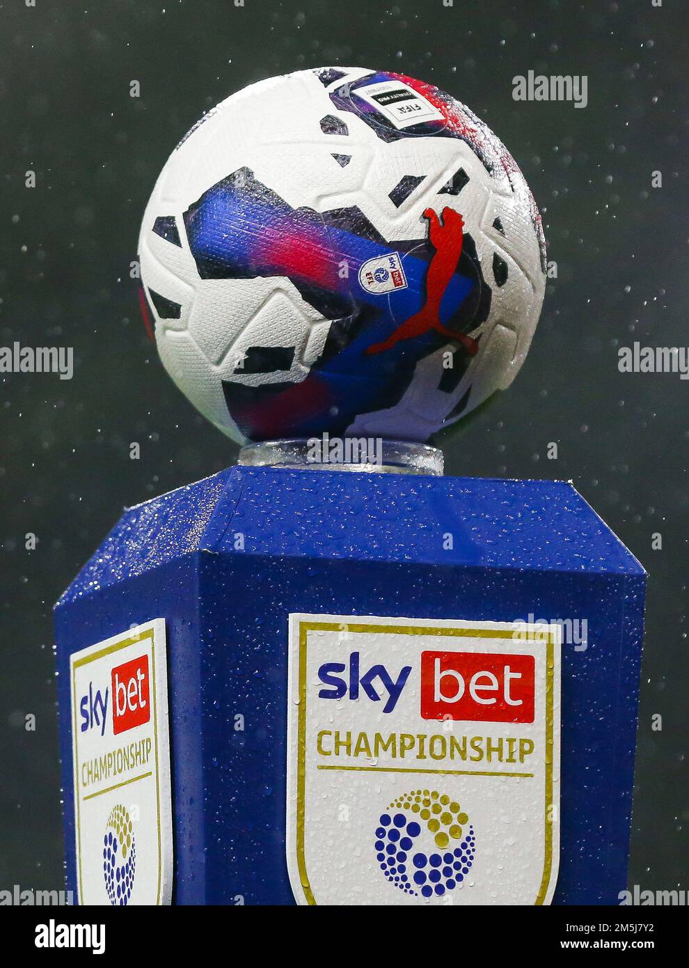 Le ballon de match Puma EFL sur la plinthe de l'EFL pendant le match du championnat Sky Bet à Turf Moor, Burnley. Date de la photo: Mardi 27 décembre 2022. Banque D'Images