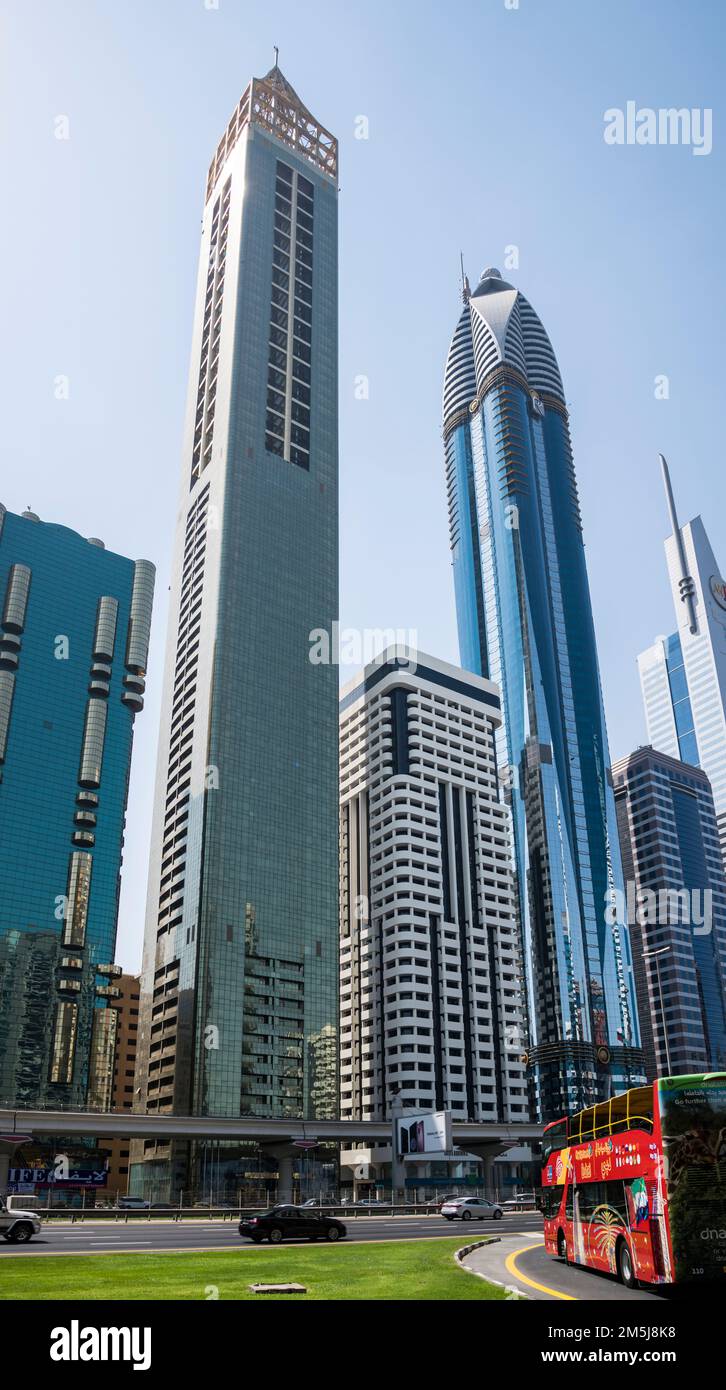 Hôtel Gevora vue à partir de la Sheikh Zayed Road et avec un bus touristique en premier plan, Dubaï, Émirats Arabes Unis Banque D'Images