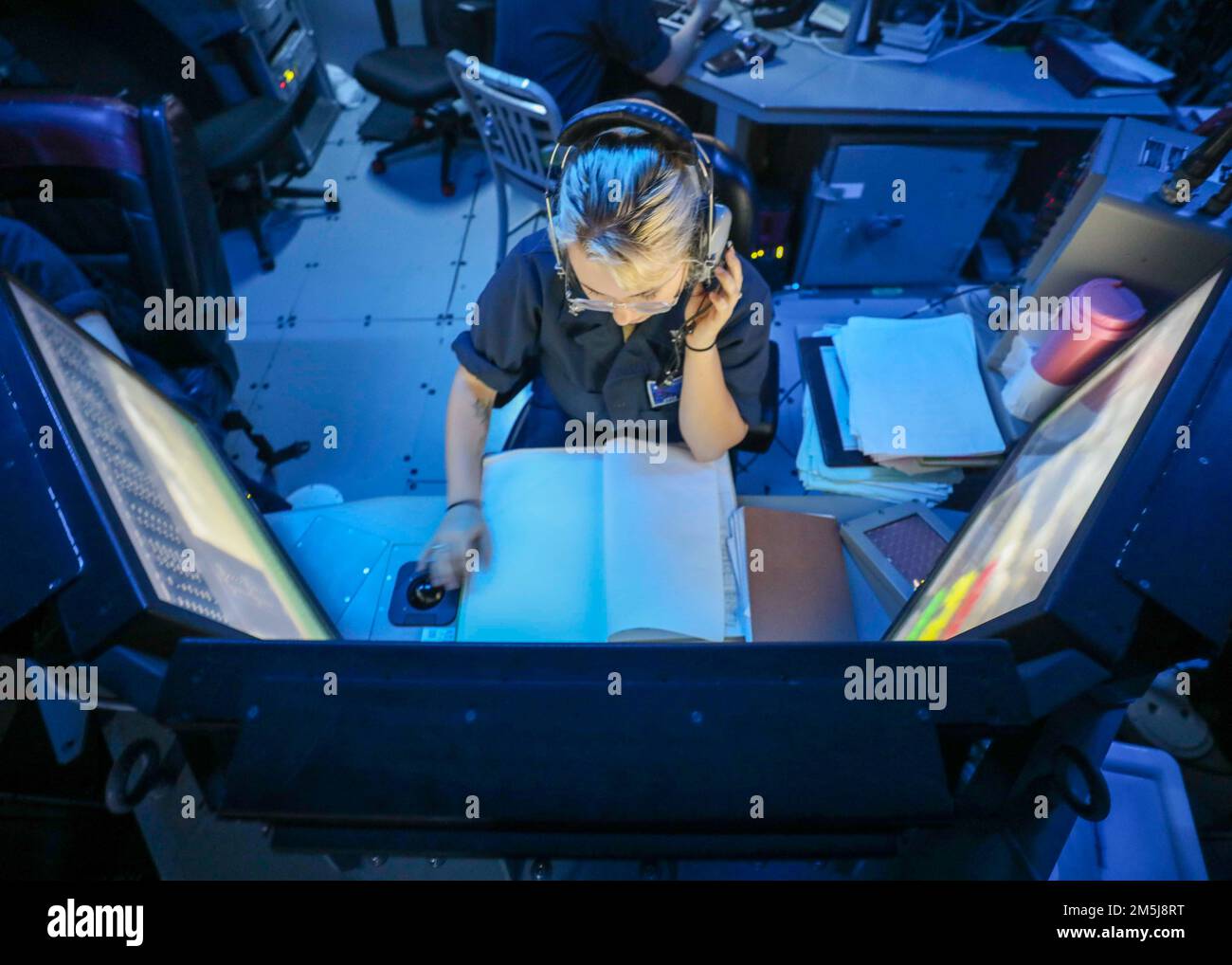 MER DES PHILIPPINES (18 mars 2022) technicien en cryptographie 3rd classe Lily Santos, de Douvres, New Hampshire, analyse les signaux dans le centre d'information de combat du destroyer de missile guidé de classe Arleigh Burke USS Higgins (DDG 76). Higgins est affecté au commandant de la Force opérationnelle (CTF) 71/Destroyer Squadron (DESRON) 15, le plus grand DESRON déployé à l’avant de la Marine et la principale force de surface de la flotte américaine 7th. Banque D'Images