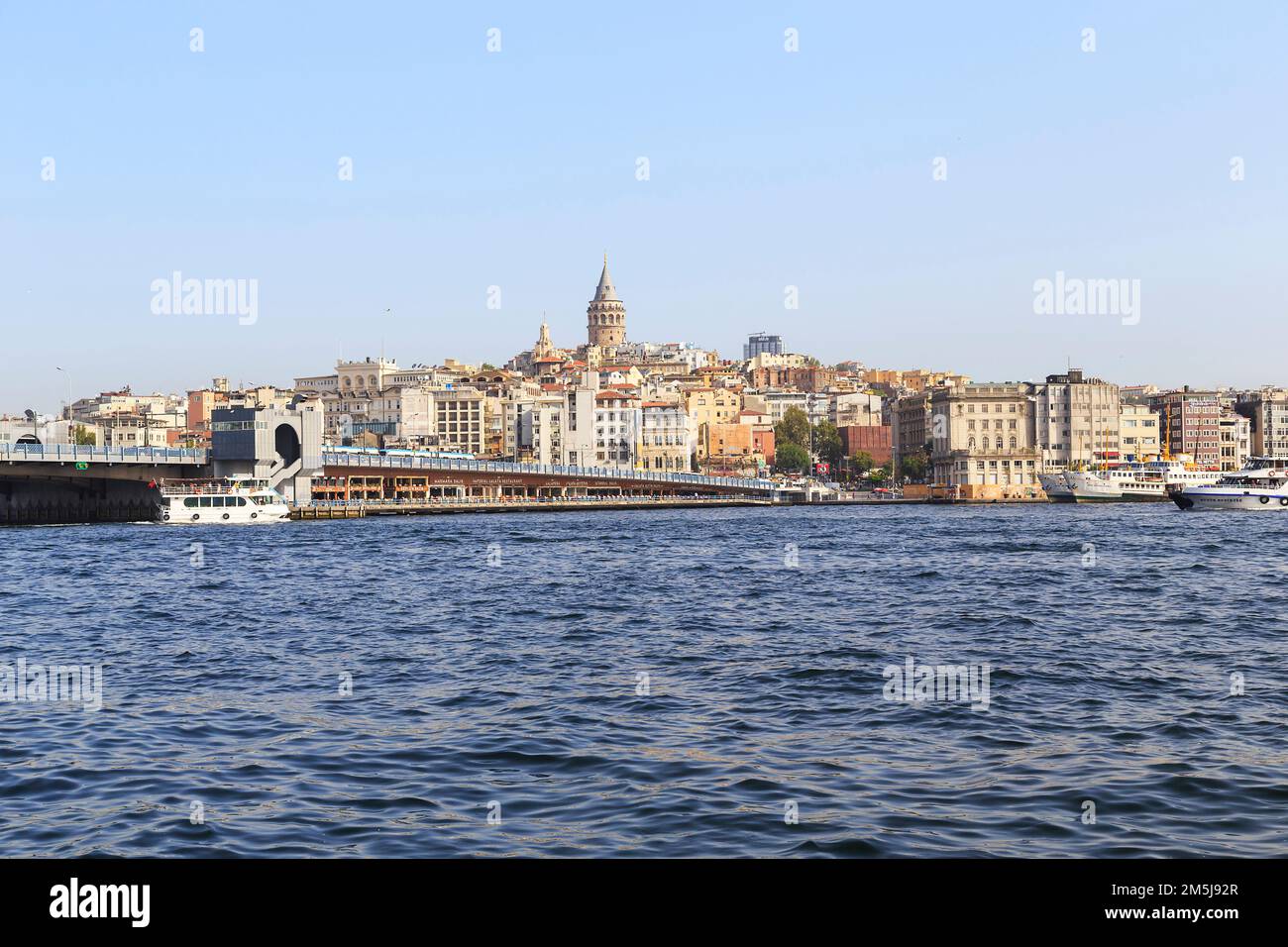 ISTANBUL, TURQUIE - 12 SEPTEMBRE 2017 : vue sur le pont de Galata, à travers la baie de la Corne d'Or et le quartier historique de Galata. Banque D'Images