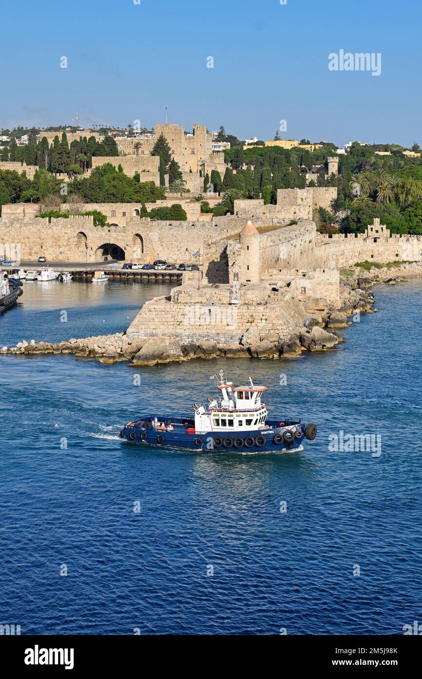 Rhodes, Grèce - Mai 2022 : bateau à remorqueurs quittant le port de la ville de Rhodes Banque D'Images