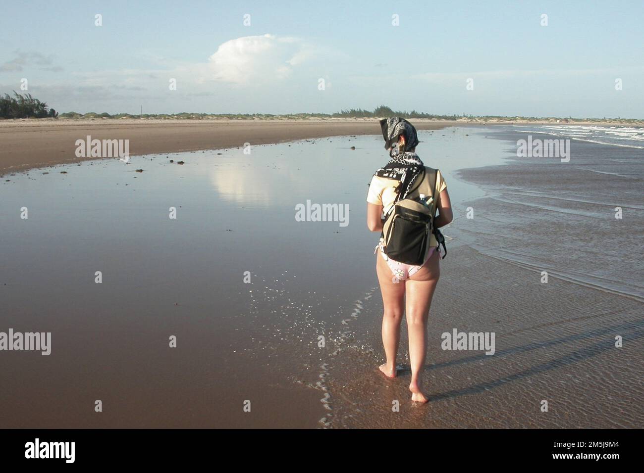 Portrait d'une femme ordinaire au bord de la mer pendant les vacances d'été Banque D'Images