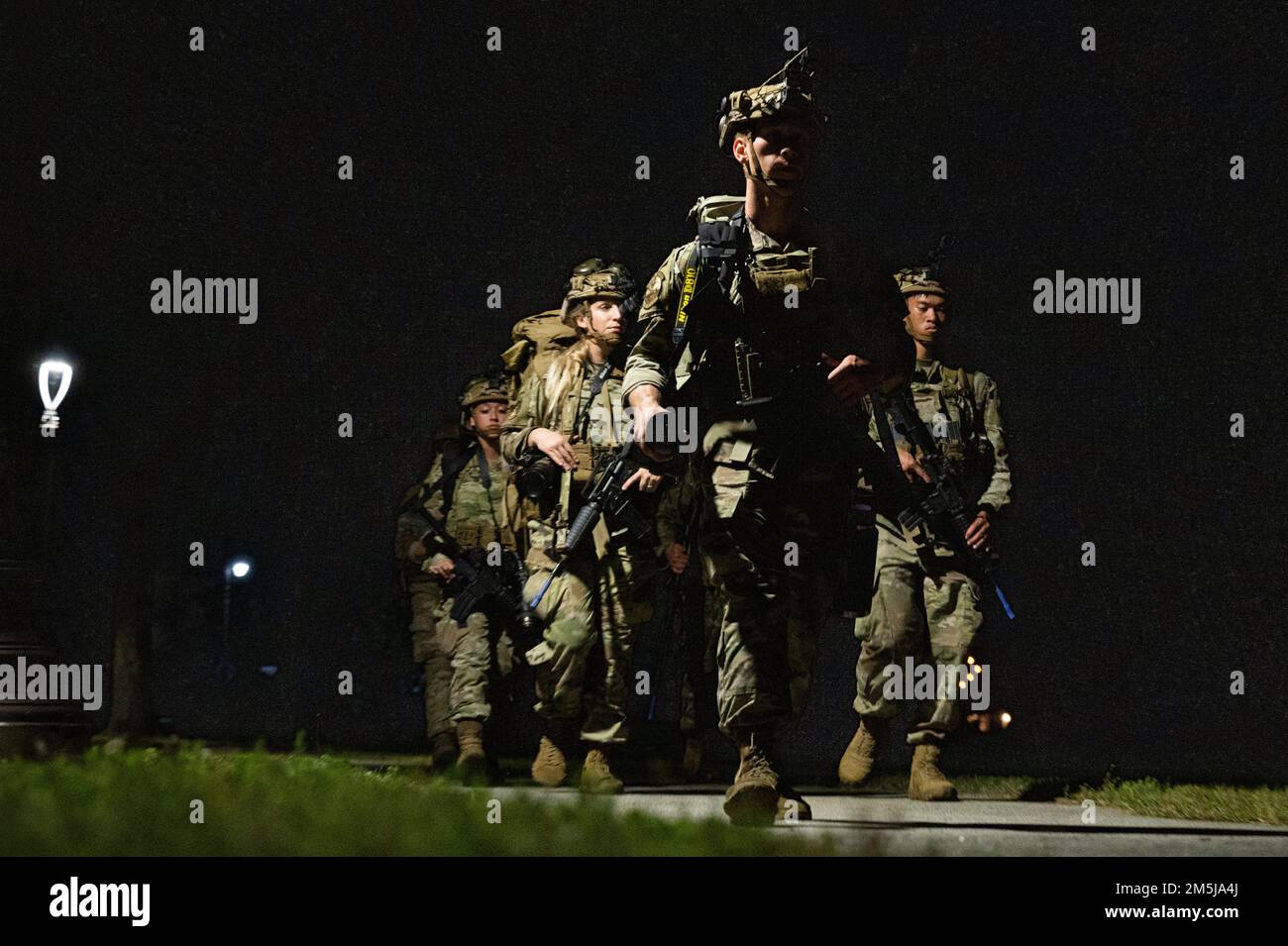 ÉTATS-UNIS Les aviateurs de la Force aérienne exécutent un entraînement à la navigation terrestre pendant l'exercice Scorpion Lens à la joint base Charleston, Caroline du Sud, 17 mars 2022. Le 1st Escadron de caméras de combat (1CTCS) tient chaque année l'exercice Scorpion Lens pour fournir une formation expéditionnaire aux aviateurs de caméras de combat. Banque D'Images