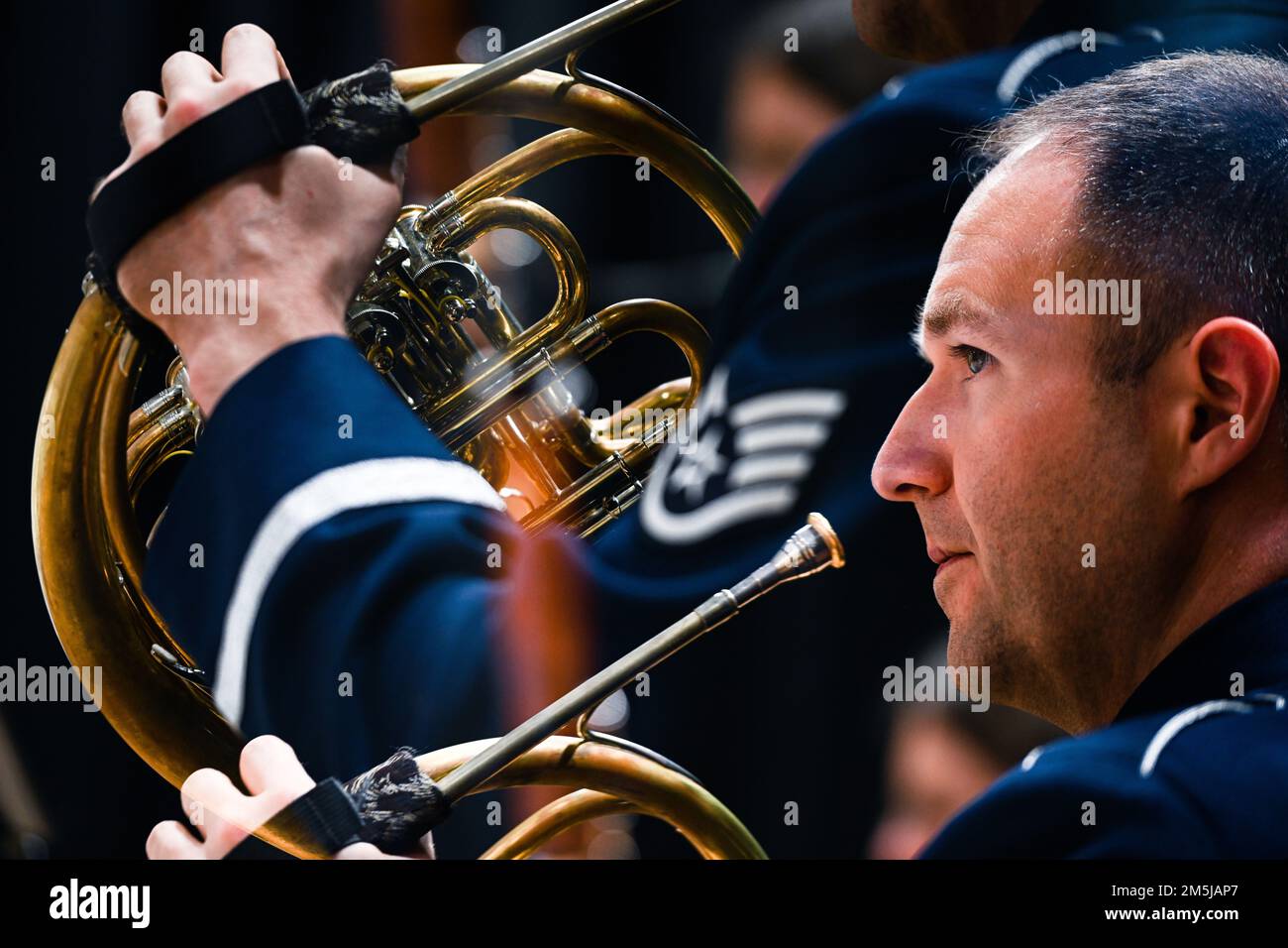 ÉTATS-UNIS Le Sgt Nathan Owen, membre de l'équipe de la Force aérienne, est un joueur de cornes pour le Winds Aloft U.S. Les forces aériennes en Europe Woodwind Quintet se produit pour des étudiants internationaux à l'école primaire/secondaire d'Ankara à Ankara, Turquie, 18 mars 2022. Les membres de Winds Aloft ont dirigé des cours de musique et des spectacles pour plus de 100 élèves de l'école élémentaire/secondaire d'Ankara, représentant plus de 30 pays. En tant que locataire de l'escadron 717th de la base aérienne et de l'école d'activités du ministère de la Défense, l'école élémentaire/secondaire d'Ankara appuie le DOD, aux États-Unis Familles du Département d'État et du corps diplomatique international. Vents Alo Banque D'Images