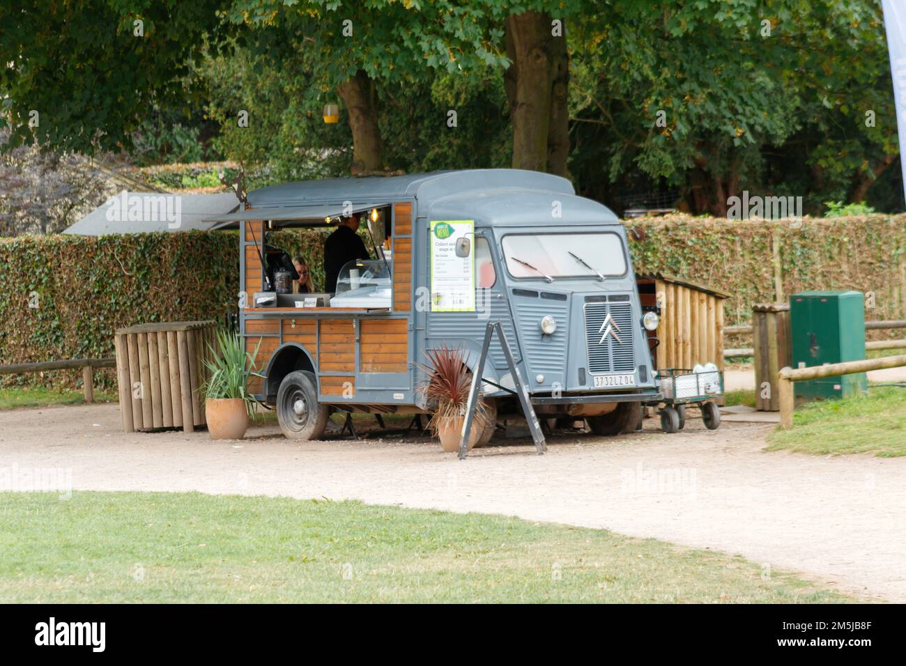 Minibus gris vintage citroën H fonctionnant comme un café pop up à trentham Monkey Forest Stoke sur trent staffordshire Banque D'Images