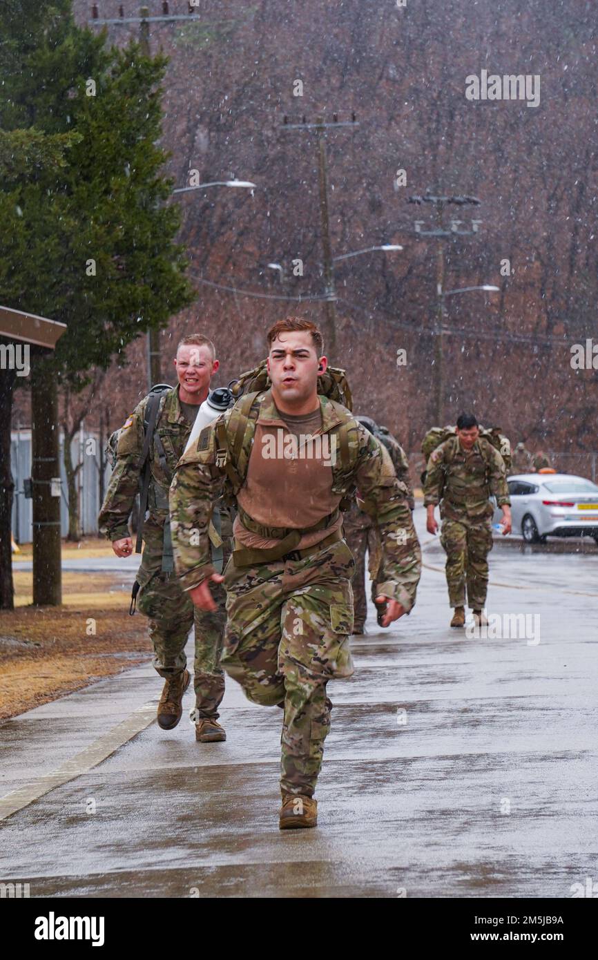 220319-A-DZ781-0014 Corée du Sud (19 mars 2022) États-Unis LES SOLDATS DE L'ARMÉE mènent une marche à pied, sur le Camp Casey en Corée du Sud, en l'honneur de la Marche de la mort de Bataan. La Marche de la mort de Bataan a eu lieu en avril 1942, où les prisonniers de guerre américains et philippins ont été forcés de marcher 66 miles. Banque D'Images