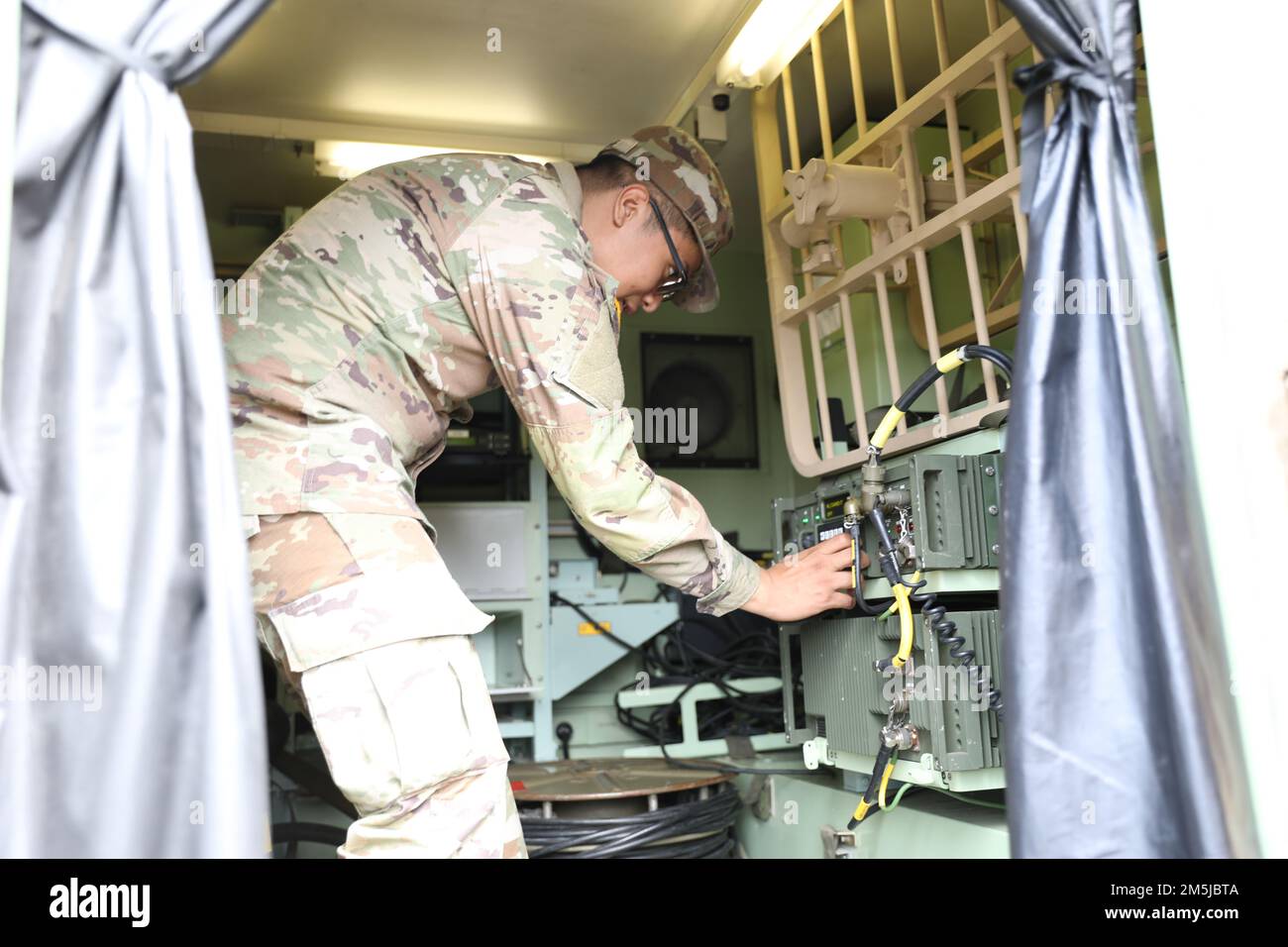 Les soldats de la Garde nationale de l'Armée du New Jersey de la Compagnie Charlie, 104th Brigade Engineer Battalion effectuent des essais sur un système de radio de ligne de vue de haute capacité (HCLOS) au cours d'un exercice de communication à l'arsenal de la Garde nationale du New Jersey Lawrenceville (19 mars 2022). L'exercice a été mené afin de tester les capacités de transmission de la voix et des données entre les unités par l'intermédiaire de ces systèmes. (É.-U. Photos de la Garde nationale de l'Armée par le Sgt Bruce Daddis) Banque D'Images