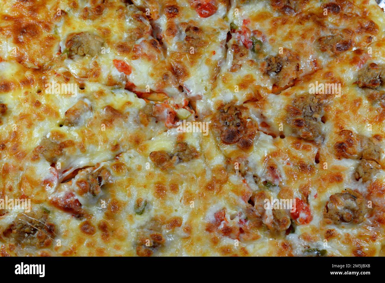Pizza italienne avec fromage mozzarella et crevettes, tomates et légumes, cuisine italienne avec tranches de pizza, crevettes de fruits de mer prêtes à être servies Banque D'Images