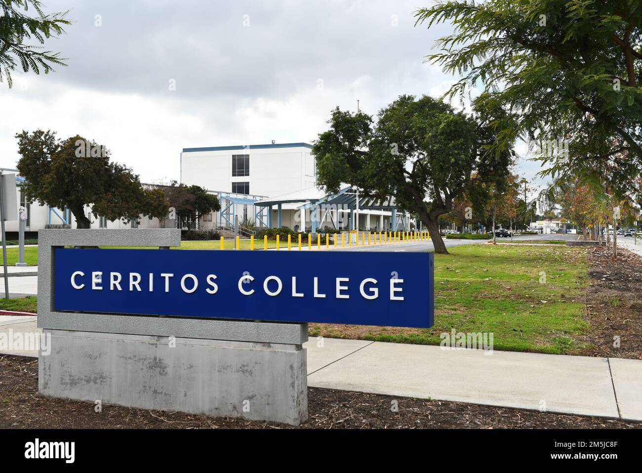 CERRITOS, CALIFORNIE - 28 DEC 2022: Panneau à l'entrée du campus de Cerritos College. Banque D'Images