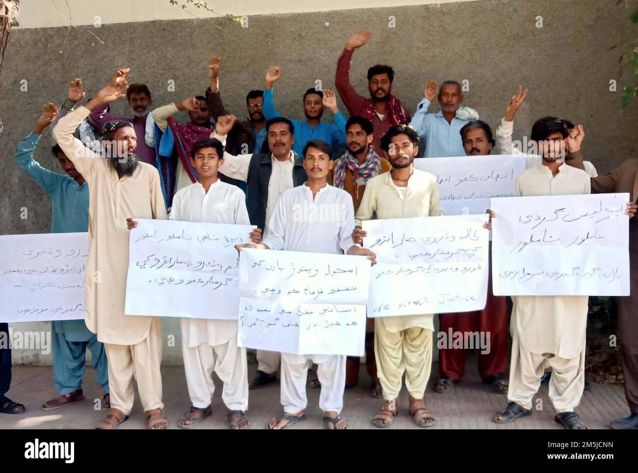 Les habitants de Khaipur Nathan Shah tiennent jeudi une manifestation de protestation contre la grande animosité des personnes influentes, au club de presse d'Hyderabad, à 29 décembre 2022. Banque D'Images