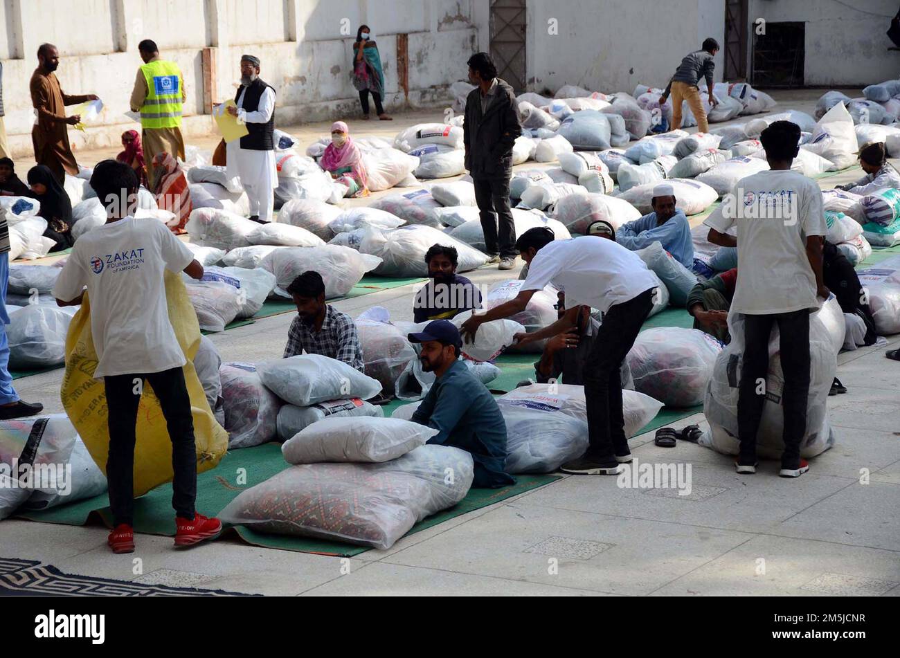 Des envois de marchandises de secours (sacs de ration) sont distribués dans les familles méritantes de Hyderabad organisées par la Fondation Al-Khidmat à Hyderabad jeudi, 29 décembre 2022. Banque D'Images