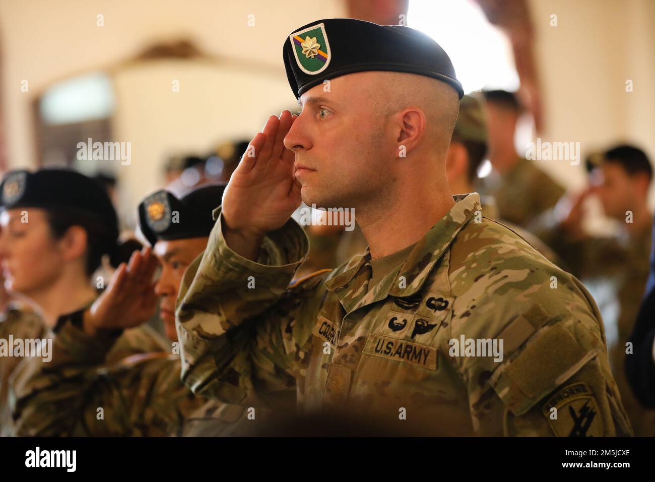 ÉTATS-UNIS Le Maj. James Coughlin, commandant du Commandement des affaires civiles de 353rd, quartier général et Compagnie du quartier général, salue la cérémonie de passation de commandement du COMCA de 353d à fort Hamilton, N.Y., 19 mars 2022. Pendant la cérémonie Brig. Le Gén Timothy Brennan a abandonné le commandement à Brig. Général Dean Thompson. Banque D'Images ÉTATS-UNIS Le Maj. James Coughlin, commandant du Commandement des affaires civiles de 353rd, quartier général et Compagnie du quartier général, salue la cérémonie de passation de commandement du COMCA de 353d à fort Hamilton, N.Y., 19 mars 2022. Pendant la cérémonie Brig. Le Gén Timothy Brennan a abandonné le commandement à Brig. Général Dean Thompson. Banque D'Images
