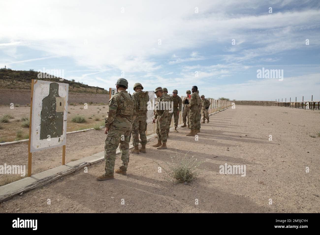 Les compagnies de police militaire de 855 et 856 ont complété des qualifications sur plusieurs systèmes d'armes dans les gammes de Florence, Arizona 19 mars 2022. Les soldats se rassemblent sur la plage de remise à zéro pour vérifier leurs groupes de tirs afin d'assurer l'exactitude de la plage de qualification. Banque D'Images