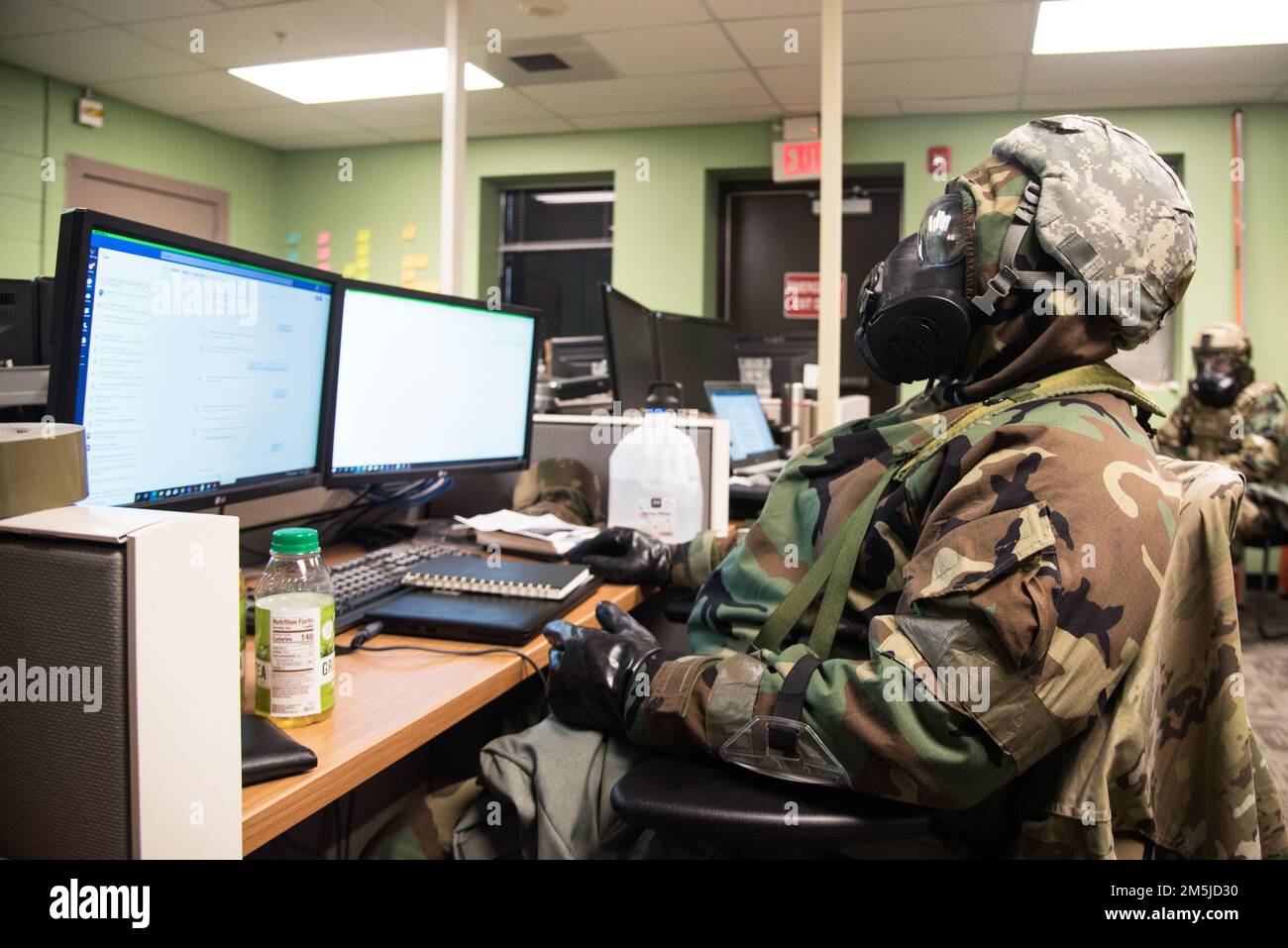 ÉTATS-UNIS Le sergent d'état-major de la Force aérienne, Conan Clark, travaille à la passation de marchés au cours d'un exercice d'entraînement 19 mars 2022 à la base conjointe McGuire-dix-Lakehurst (N.J.) L'escadre 108th a mené un exercice d'entraînement qui a exigé des aviateurs qu'ils enfilent correctement leur équipement de posture de protection orientée vers la mission (MOPP) lors d'une attaque chimique, biologique, radiologique et nucléaire simulée (CBRN). Banque D'Images