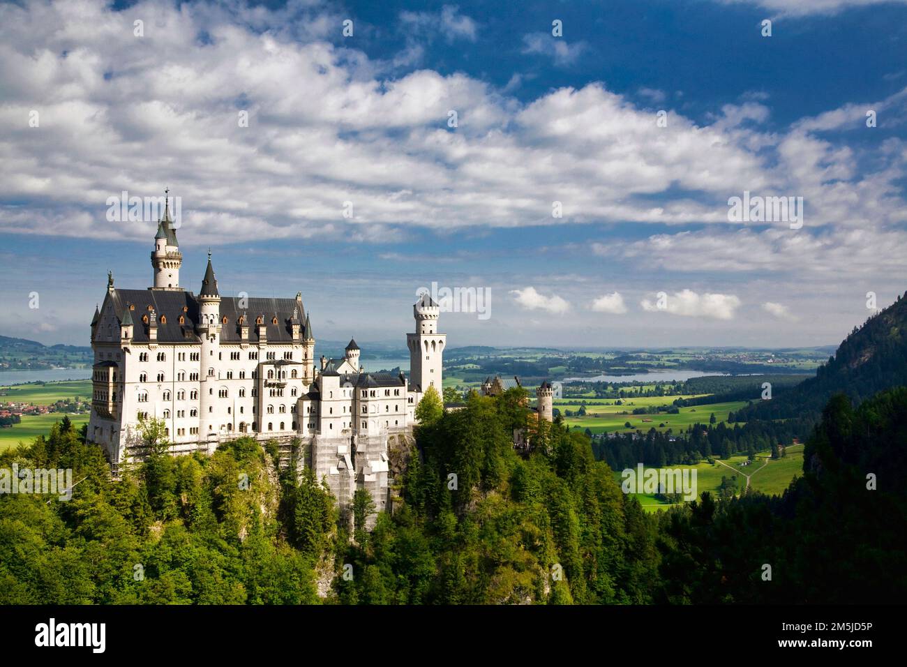 Le château de Neuschwanstein a une grande vue de la les contreforts des Alpes en Bavière, Allemagne. Banque D'Images