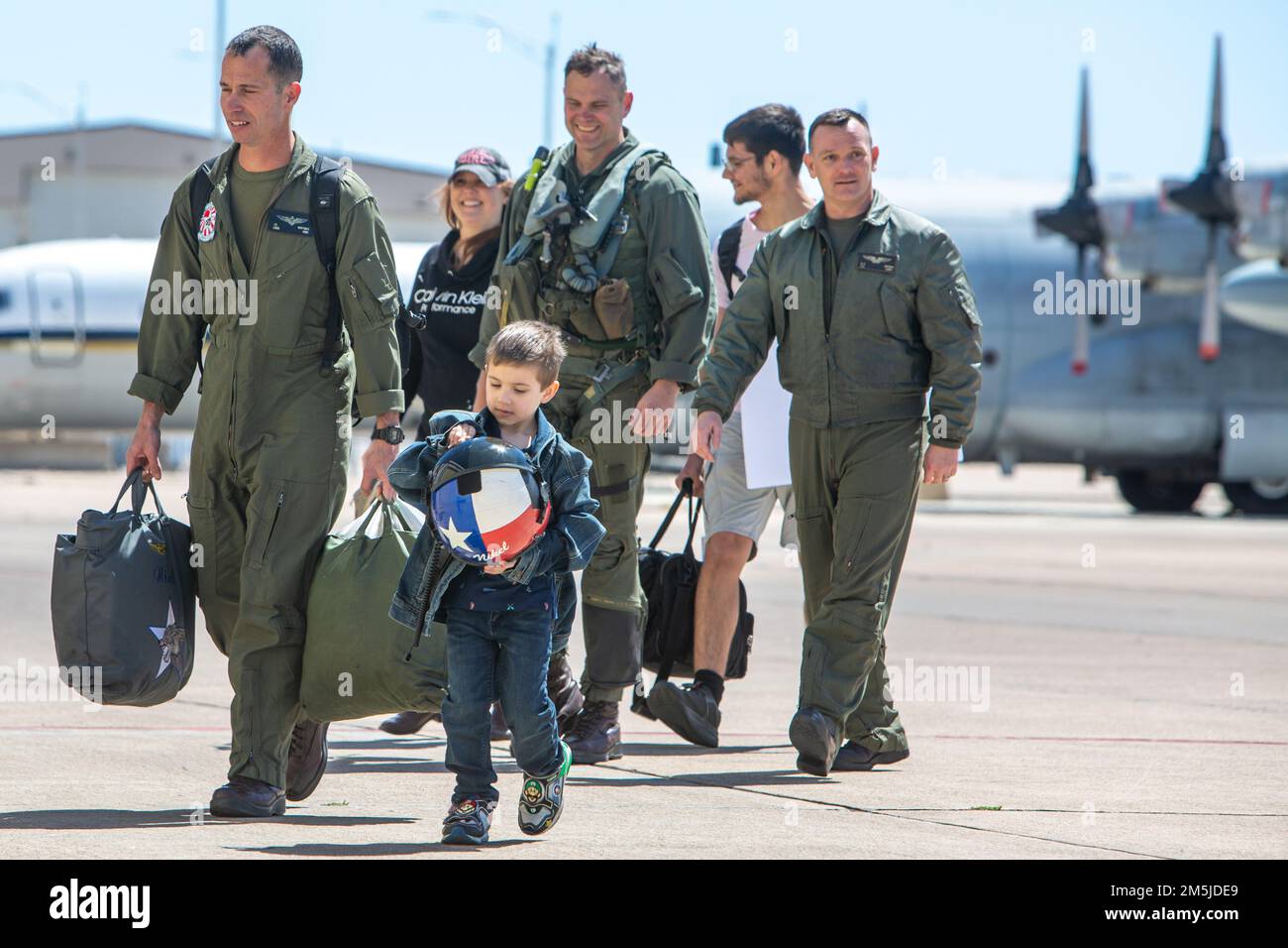 ÉTATS-UNIS Le lieutenant-colonel James Whitaker (front) du corps maritime, un pilote de l'escadron d'attaque de chasseurs marins 112 (VMFA-112), accueille sa famille à la base de réserve interarmées de la Station aérienne navale de fort Worth, Texas (18 mars 2022). VMFA-112 est rentré chez lui après un déploiement de six mois aux États-Unis Zone d’opérations du Commandement Indo-Pacifique où ils ont aidé à maintenir un Indo-Pacifique libre et ouvert. Banque D'Images