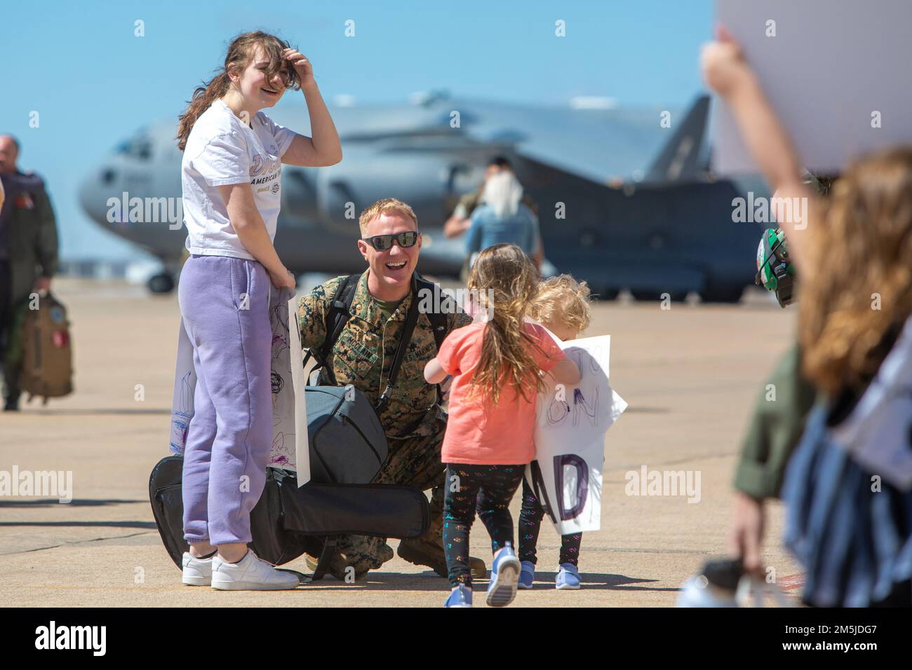 ÉTATS-UNIS Le major Ryan McClain du corps maritime, officier de logistique au sein de l'escadron d'attaque de chasseurs maritimes 112 (VMFA-112), accueille sa famille à la base de réserve interarmées de la Station aérienne navale de fort Worth, Texas, 18 mars 2022. VMFA-112 est rentré chez lui après un déploiement de six mois aux États-Unis Zone d’opérations du Commandement Indo-Pacifique où ils ont aidé à maintenir un Indo-Pacifique libre et ouvert. Banque D'Images