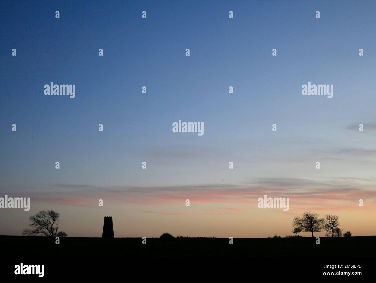 En fin de journée, crépuscule à Beverley Westwood East Yorkshire Royaume-Uni avec la tour de l'ancien moulin à vent de Black Mill Banque D'Images