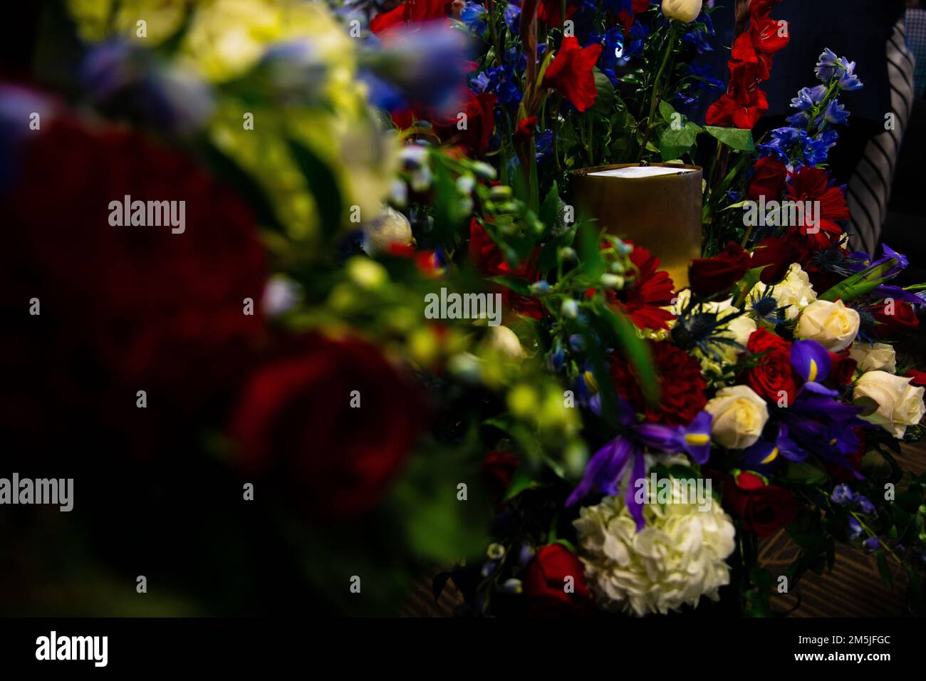 Les amis et les membres de la famille se joignent à eux pour honorer la vie du lieutenant-colonel David Althoff (retraité), à l'église de culte et de louange Chandler Arizona, le 19 mars 2022. Althoff a servi de pilote pendant la guerre du Vietnam et a effectué plus de 1 000 missions de combat. Il a été récompensé pour avoir sauvé des centaines de Marines qui ont été grièvement blessés au combat et qui ont reçu trois étoiles d'argent, trois croix volantes distingueuses, une étoile de bronze, une médaille de service méritoire et 55 médailles de l'air. Banque D'Images