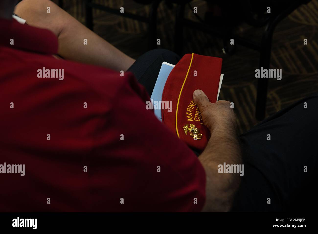 Un membre de la ligue des Marines honore la vie du lieutenant-colonel David Althoff (retraité), à l'église de culte et de louange Chandler Arizona, le 19 mars 2022. Althoff a servi de pilote pendant la guerre du Vietnam et a effectué plus de 1 000 missions de combat. Il a été récompensé pour avoir sauvé des centaines de Marines qui ont été grièvement blessés au combat et qui ont reçu trois étoiles d'argent, trois croix volantes distingueuses, une étoile de bronze, une médaille de service méritoire et 55 médailles de l'air Banque D'Images