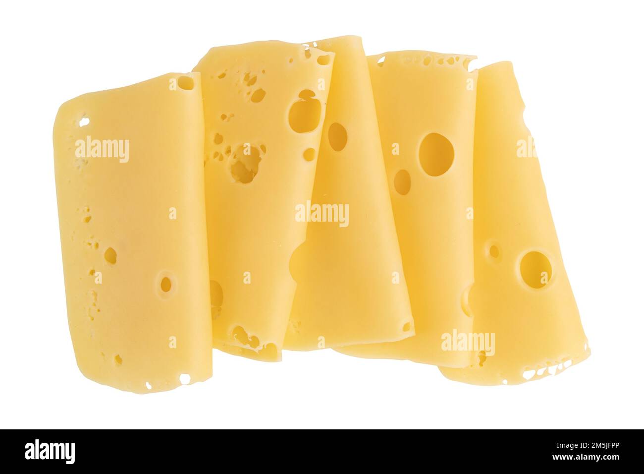 tranches de fromage pliées isolées sur fond blanc, morceaux de fromage gouda tranchés disposés pour créer la mise en page Banque D'Images