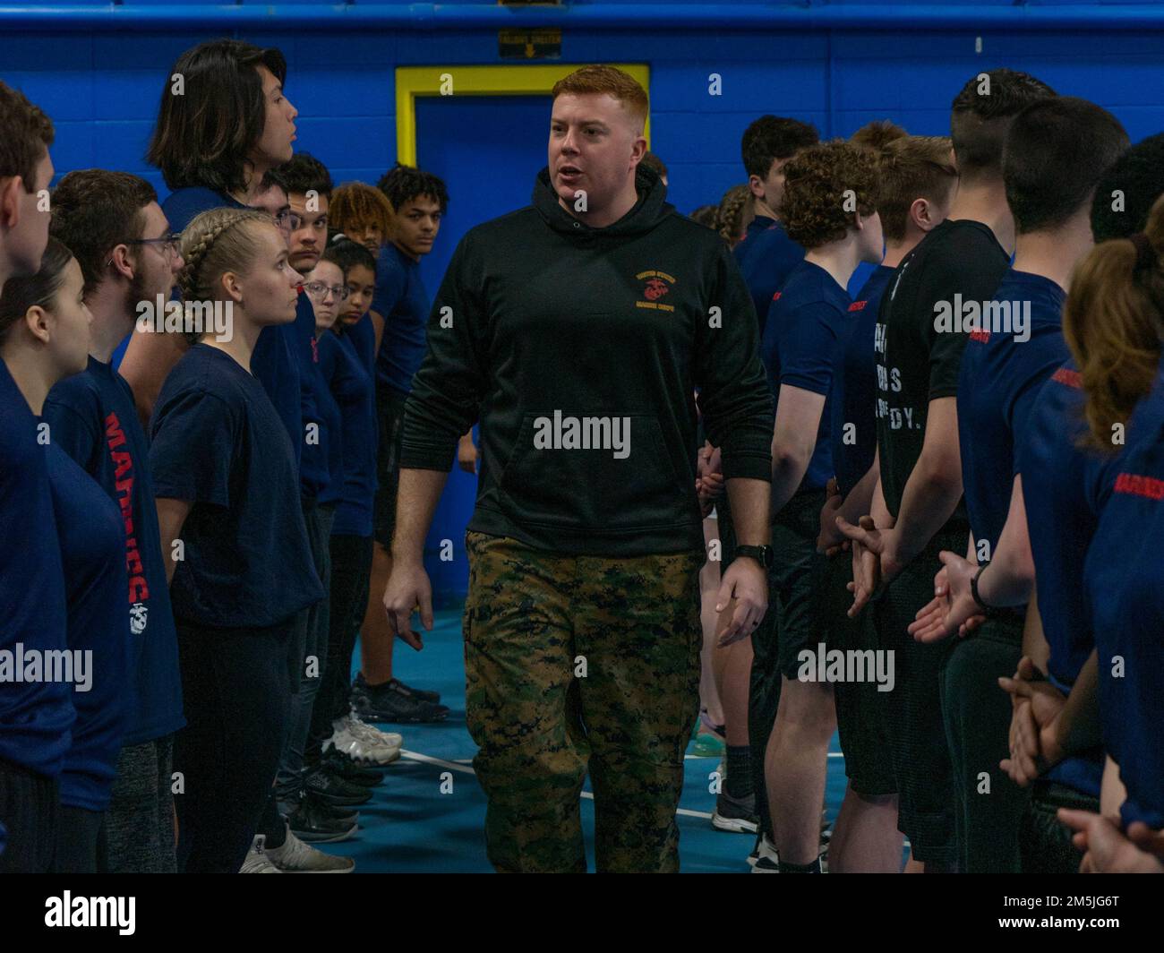 ÉTATS-UNIS Le sergent d'état-major du corps maritime Stephen Hughson, recruteur pour la sous-station de recrutement Rochester, station de recrutement du corps marin Pittsburgh, enseigne aux participants comment se tenir en formation pendant la fonction annuelle de réserve à Erie, Pennsylvanie, le 19 mars 2022. Les Marines de l'avenir ont été réunies pour les préparer physiquement et mentalement à la formation de recrues en effectuant le test de force initial et en parlant à la fois aux Marines de service actif et de réserve. Banque D'Images