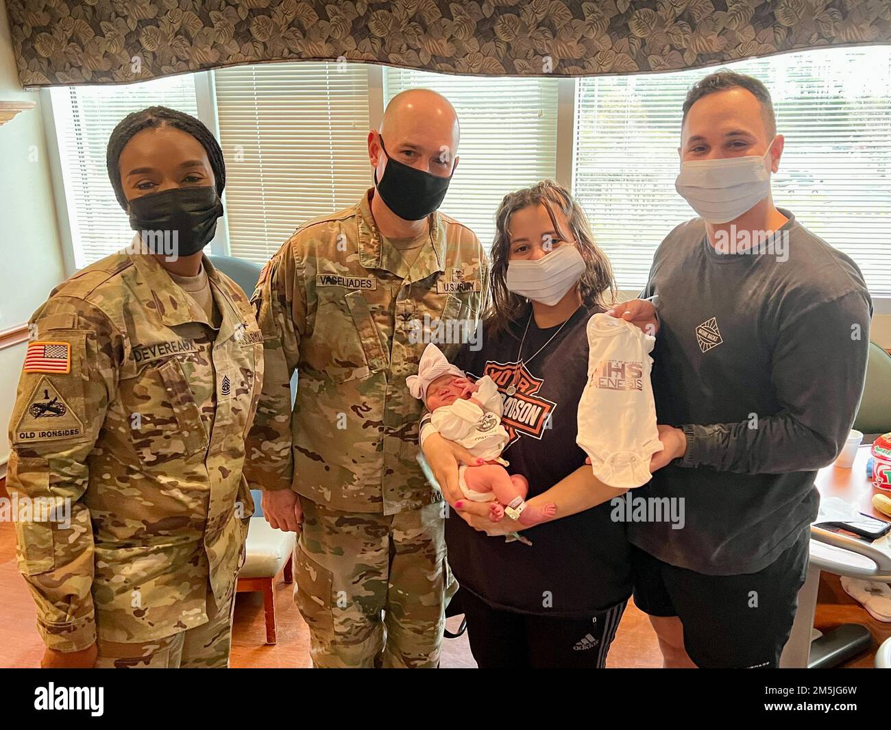 Alex Baez, 2nd Bataillon, 30th Infantry Regiment, 3rd Brigade combat Team, 10th Mountain Division (infanterie légère) Et Sofia de la Vega ont été les premiers parents à donner naissance à l'hôpital communautaire de l'Armée de terre Bayne-Jones à 19 mars pendant la transition de LA GENÈSE du MHS au Centre d'entraînement de préparation interarmées et à fort Polk, en Louisiane. Photo avec la nouvelle famille Col. Aristote Vasiliades, commandant de BJACH et Sgt de commandement. Le Major Shavonda Devereaux a présenté à la famille une onesie en relief avec le logo de LA GENÈSE du MHS pour marquer l'occasion historique. MHS GENESIS est le dossier de santé électronique modernisé t Banque D'Images