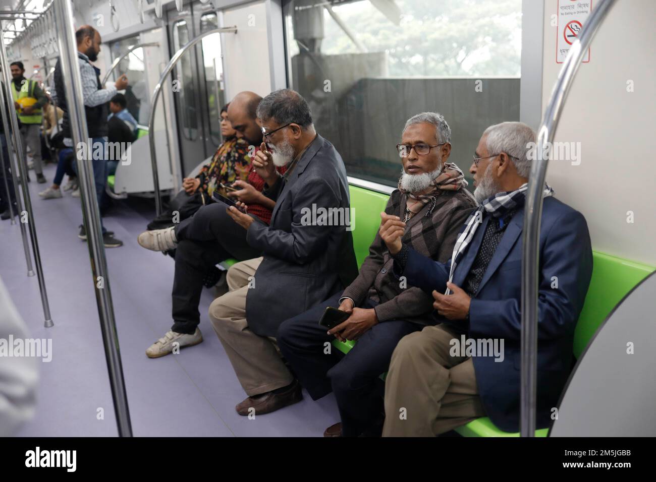 Dhaka, Bangladesh. 29th décembre 2022. On a vu les gens profiter de leur premier voyage par le premier métro du pays, d'Agargaon à Uttara à Dhaka, au Bangladesh, jeudi, 29 décembre 2022. (Image de crédit : © Md Fil de presse Rakibul Hasan/ZUMA) Banque D'Images