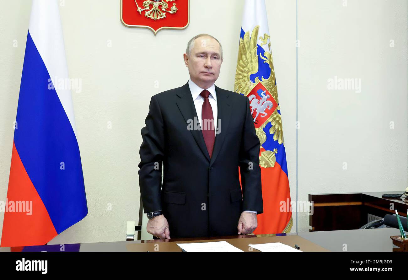 Le président russe Vladimir Poutine a participé, par vidéoconférence, à une cérémonie pour lever le drapeau de la marine russe sur les nouveaux navires livrés à la marine et pour lancer le sous-marin de missiles de croisière à propulsion nucléaire Imperator Aleksandr III Au cours de l'événement, les chantiers navals de Severodvinsk, de Baltiysk et de Vladivostok ont remis à la Marine le sous-marin de croisière nucléaire Generalissimus Suvorov, le petit navire de missiles Grad et le minesweeper Anatoly Shlerov, respectivement. PHOTO: Bureau présidentiel russe Banque D'Images