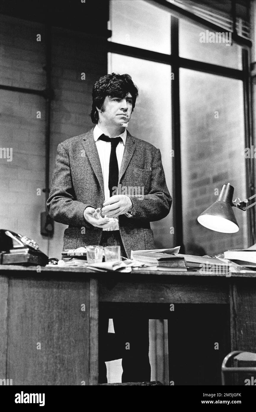 Alan Bates (Ben Butley) dans BUTLEY par Simon Gray au Criterion Theatre, Londres SW1 14/07/1971 design: Eileen DISS Lighting: Robert Bryan réalisateur: Harold Pinter Banque D'Images