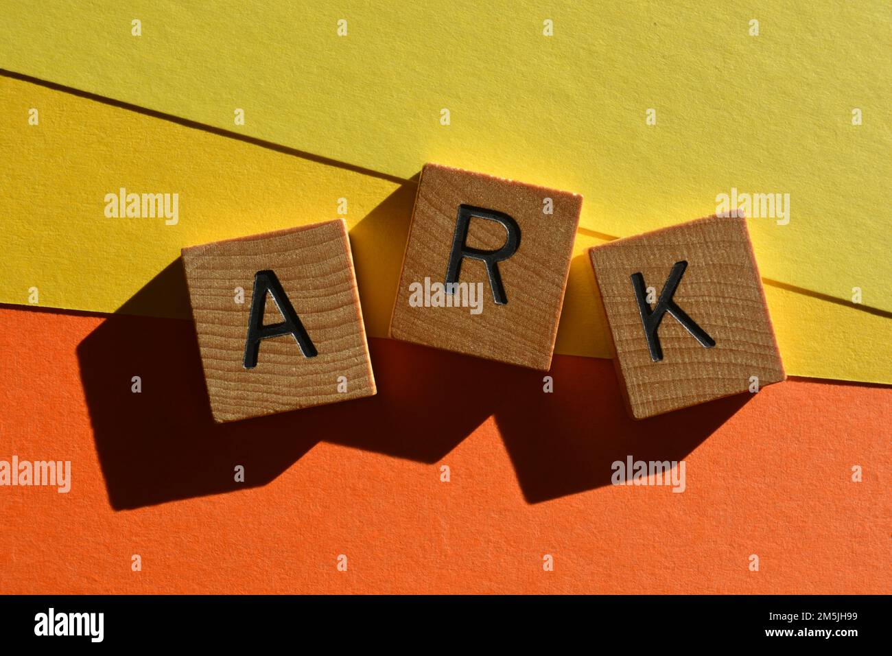 L'ACRONYME ARK signifie « acte of Random Abonté », en lettres de l'alphabet en bois isolées sur fond lumineux et coloré Banque D'Images