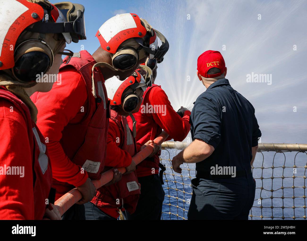 OCÉAN ATLANTIQUE (19 mars 2022) – les marins utilisent tour à tour un tuyau d'incendie pendant l'entraînement de lutte contre les incendies d'avion sur le pont de vol à bord du destroyer à missiles guidés de classe Arleigh Burke USS porter (DDG 78), 19 mars. Le USS porter, déployé à Rota, en Espagne, participe actuellement à l'exercice de la Force opérationnelle dans la zone d'opérations de la flotte américaine 2nd. Le TTEX sert d'exercice de certification pour le déploiement indépendant des navires et est conçu pour tester la préparation et le rendement de la mission dans les opérations intégrées. Banque D'Images