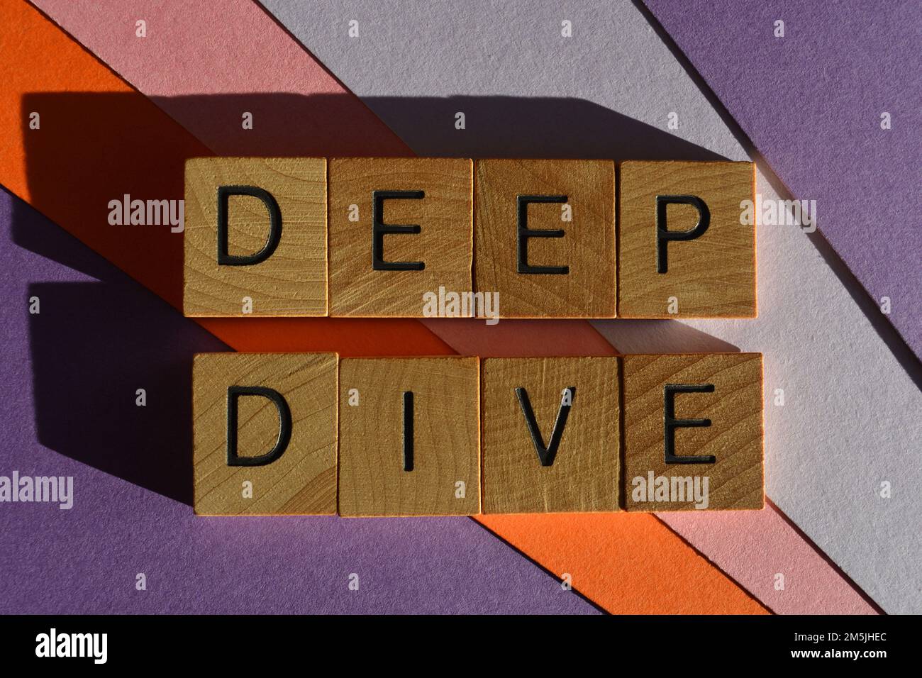 Deep Dive, mot à la mode d'affaires signifiant découvrir la cause profonde d'un problème pour identifier la solution, en lettres de l'alphabet de bois isolées sur backgrou Banque D'Images
