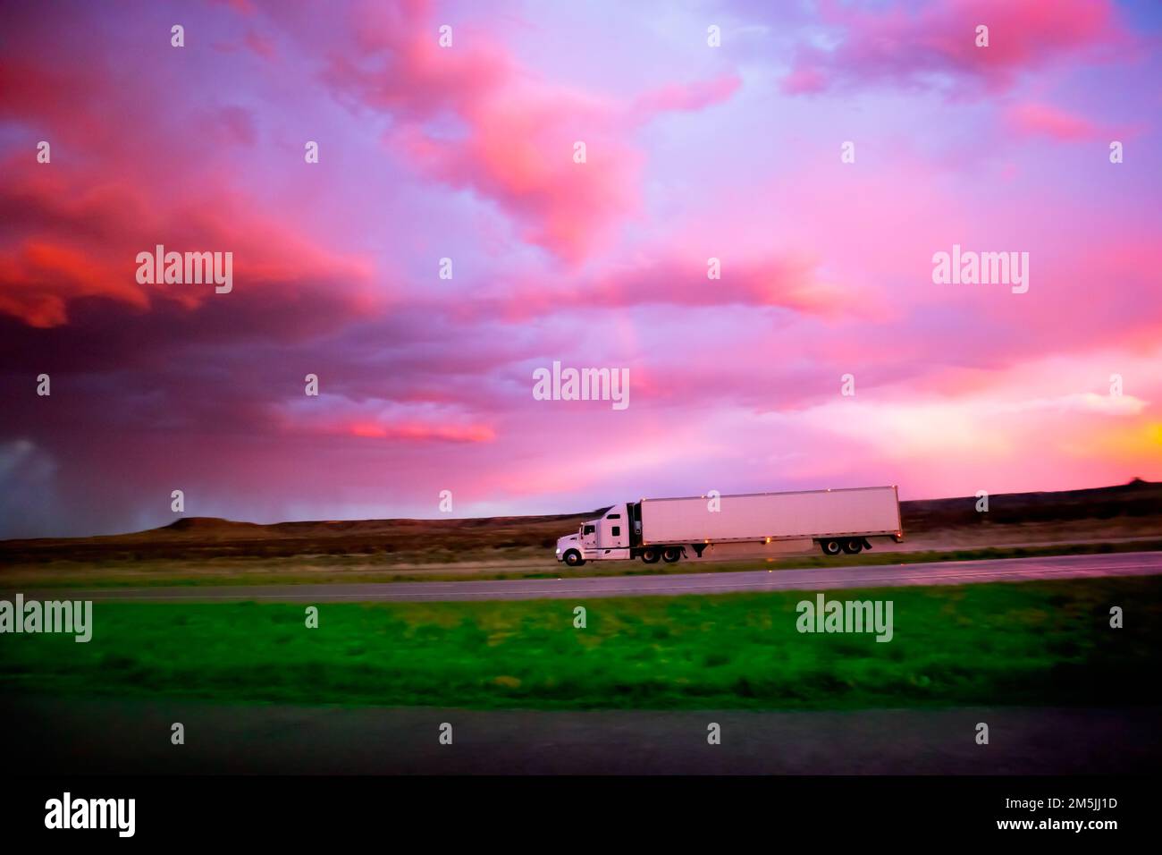 Camion semi-diesel à 18 roues au coucher du soleil avec tempête Banque D'Images