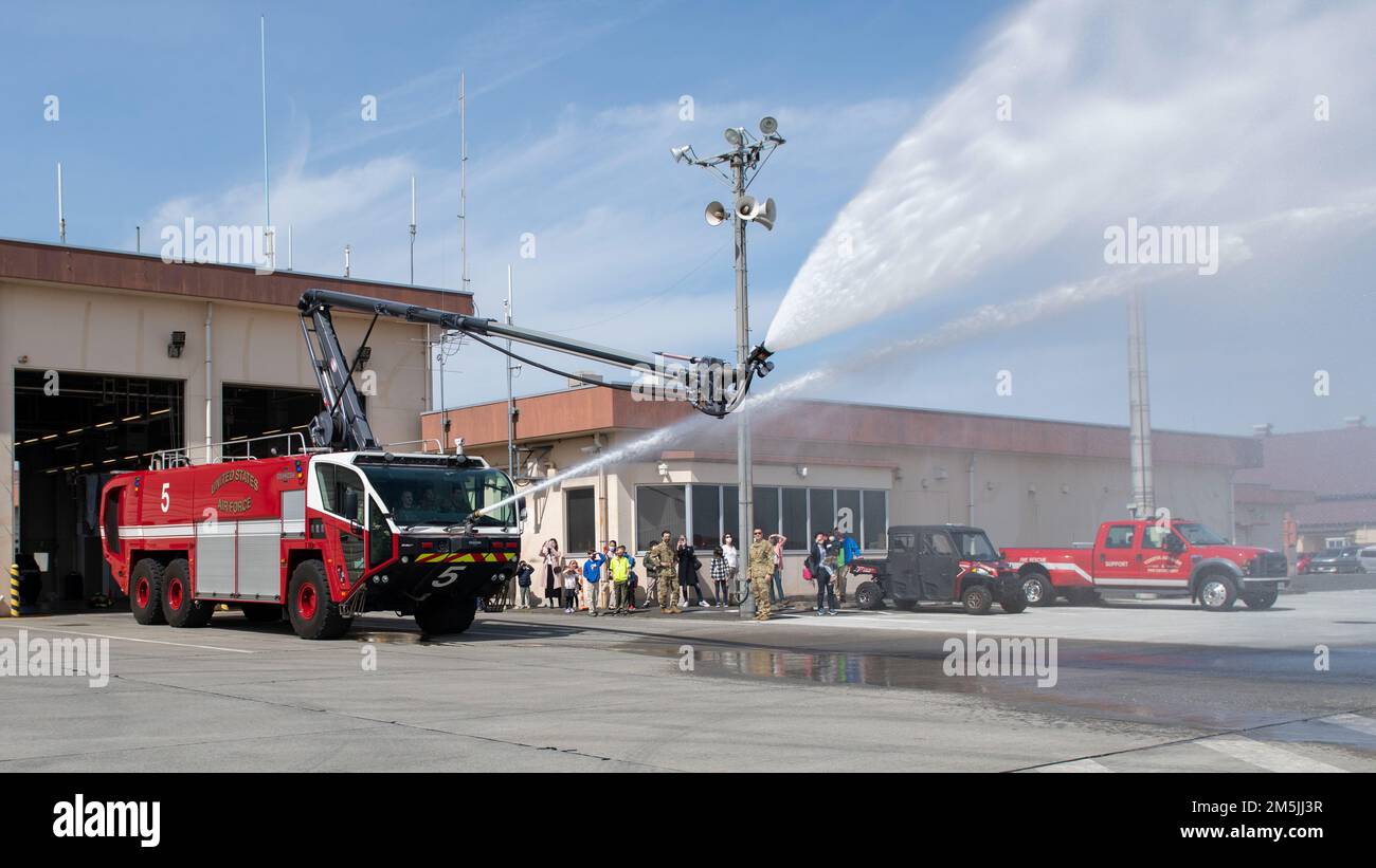 Les pompiers de l’escadron du génie civil 374th testent les canons à eau d’un camion de pompiers pour un groupe de tournée lors d’un événement de sensibilisation communautaire à la base aérienne de Yokota, au Japon, le 19 mars 2022. Les visites de la base aident à construire un sentiment positif de communauté avec les dirigeants locaux et les citoyens, car il éduque et informe sur les rôles que les aviateurs accomplissent et la mission globale de la base. La base aérienne de Yokota joue un rôle important en aidant le Commandement aérien du Pacifique à développer et à renforcer continuellement ses relations de coopération multinationale, ce qui améliore la capacité de maintenir des domaines aériens et spatiaux sûrs et stables dans l'ensemble de l'Indo Banque D'Images