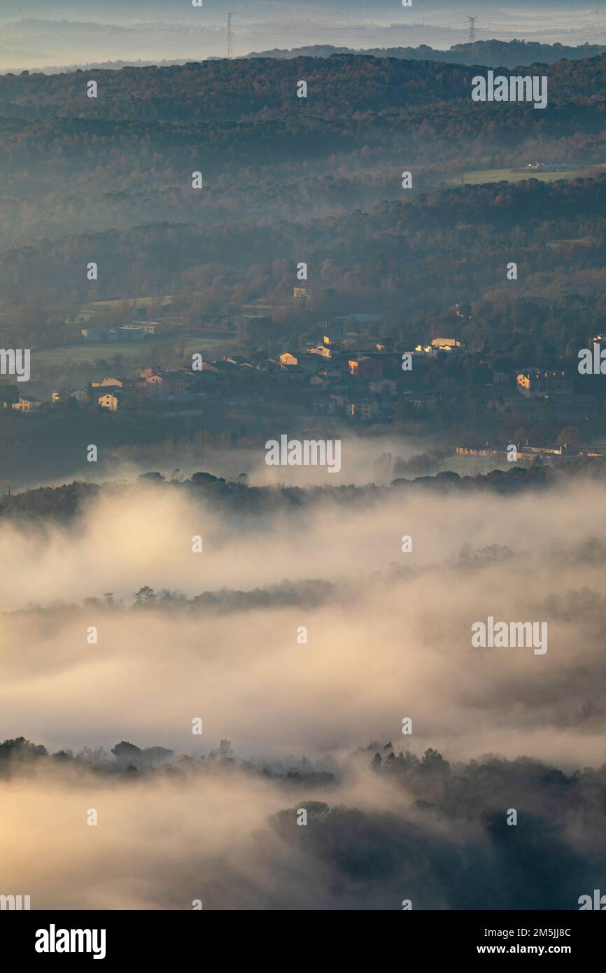 Ville de Vilanova de Sau au lever du soleil en hiver. Osona, Barcelone, Espagne, Europe. Banque D'Images