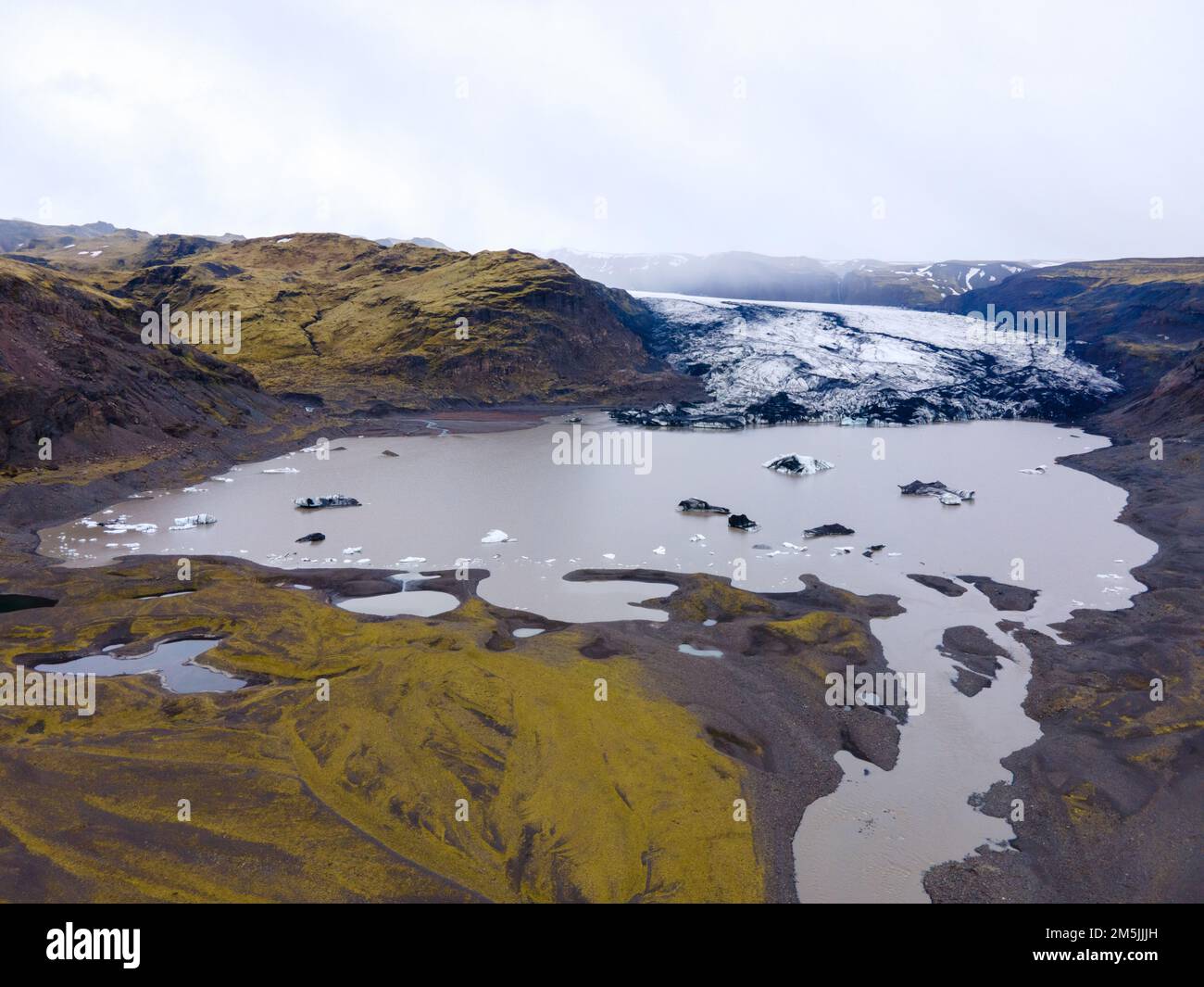 Vue aérienne par drone d'un immense lit de rivière et d'un delta, système fluvial glaciaire en Islande Banque D'Images