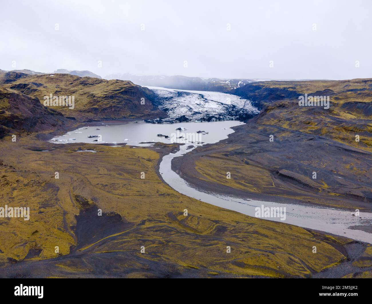 Vue aérienne par drone d'un immense lit de rivière et d'un delta, système fluvial glaciaire en Islande Banque D'Images