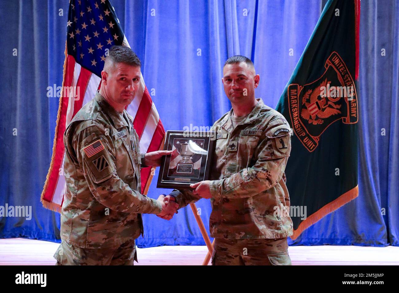 Sgt. 1st classe Timothy Russell pose une photo avec le Sgt. Commandant de l’instruction et de la doctrine Daniel T. Hendrex lors d’une cérémonie de remise des prix dans la salle Marshall de fort Benning, sur 19 mars 2022. Russell a remporté le prix du Colonel Ralph Puckett lors des États-Unis en 2022 Championnats de l'armée des armes légères à fort Benning, Géorgie. Le trophée Col. Ralph Puckett pour l'excellence en stratégie de marksmanship est présenté au jeu de tir de premier novice combiné de tous les tirs de fusil et de pistolet Excellence dans les matchs de compétition. Banque D'Images